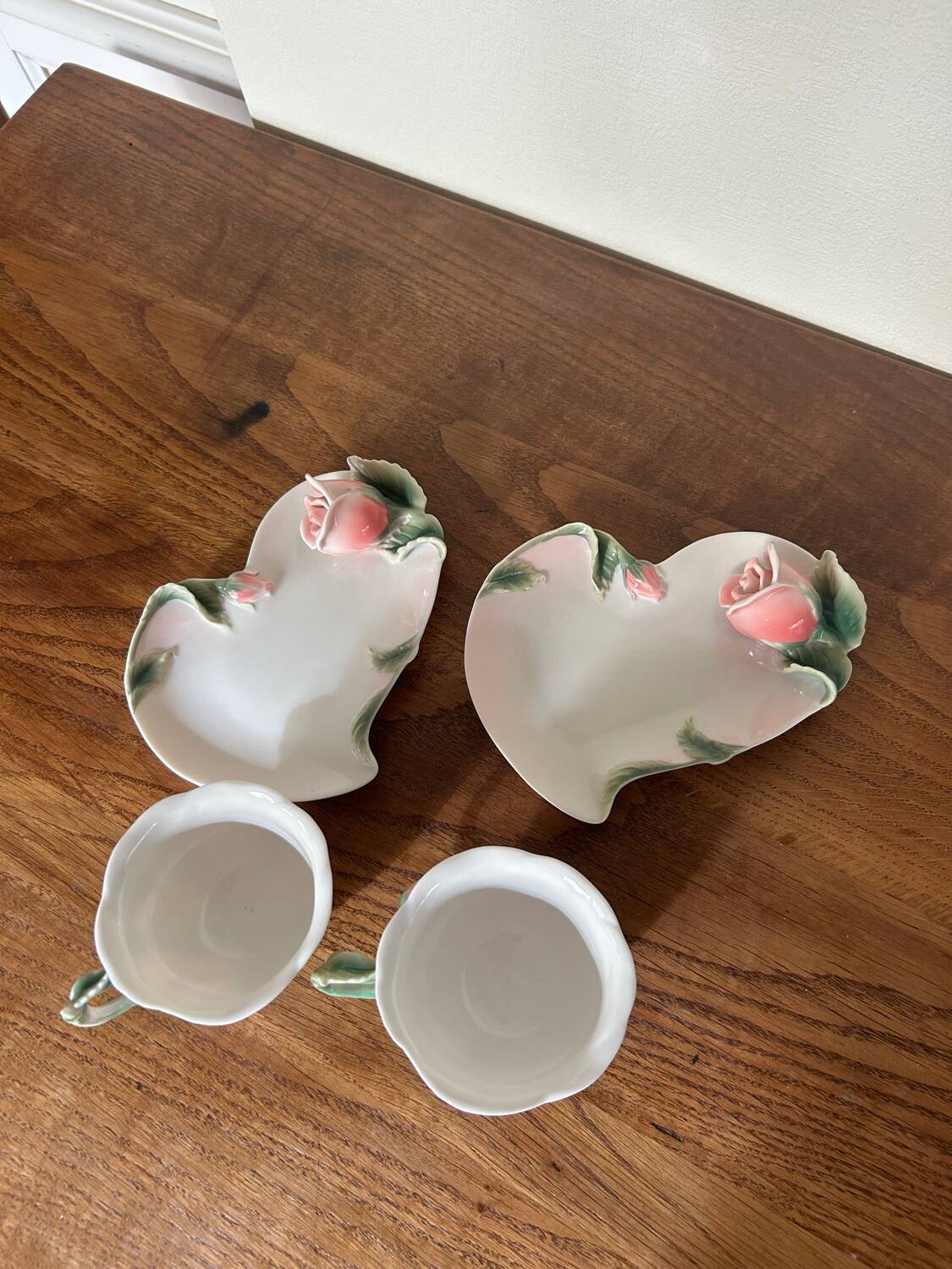 2 rose-shaped cups