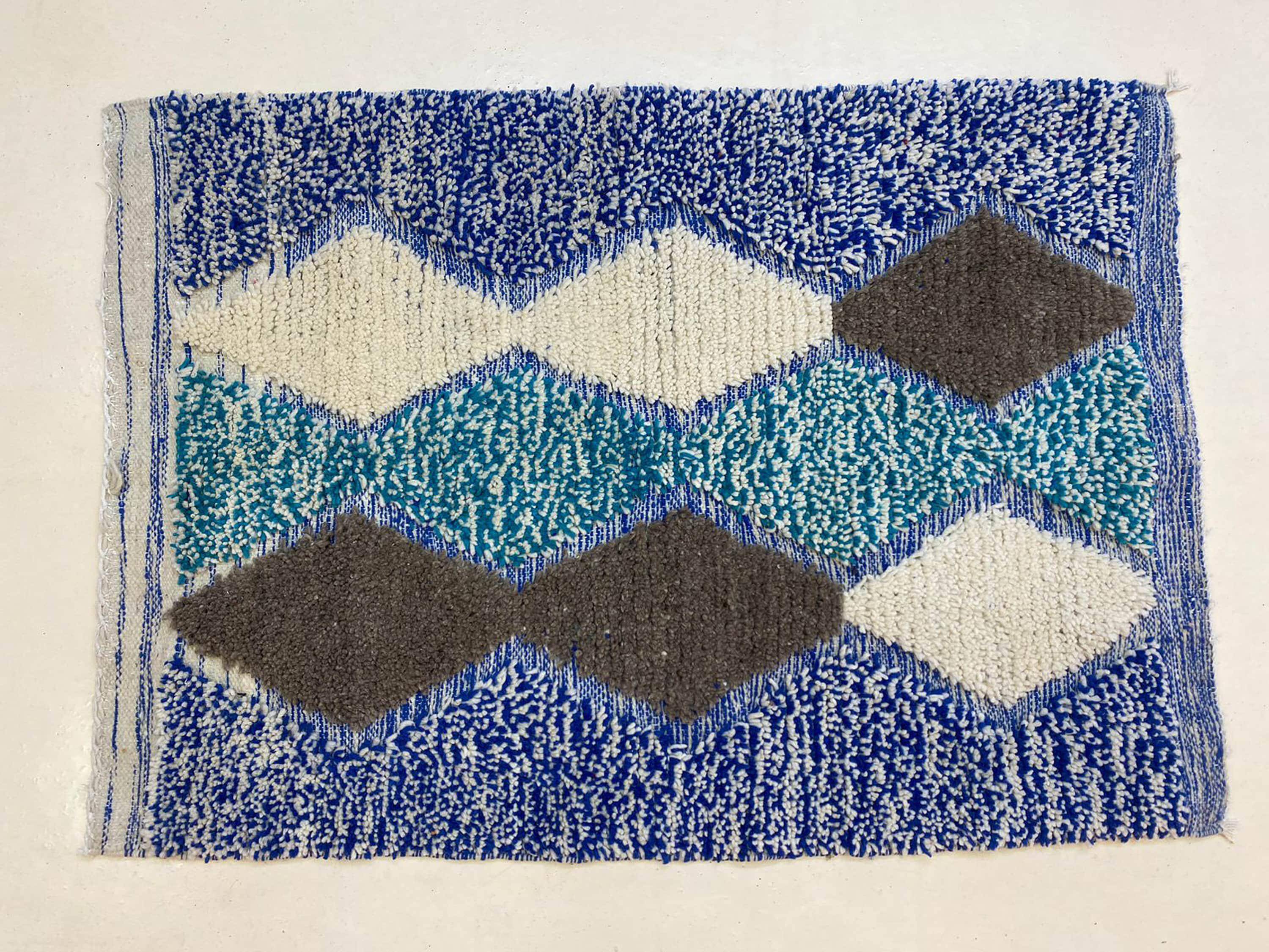 Handmade Moroccan rug, natural wool, 3x2 m.