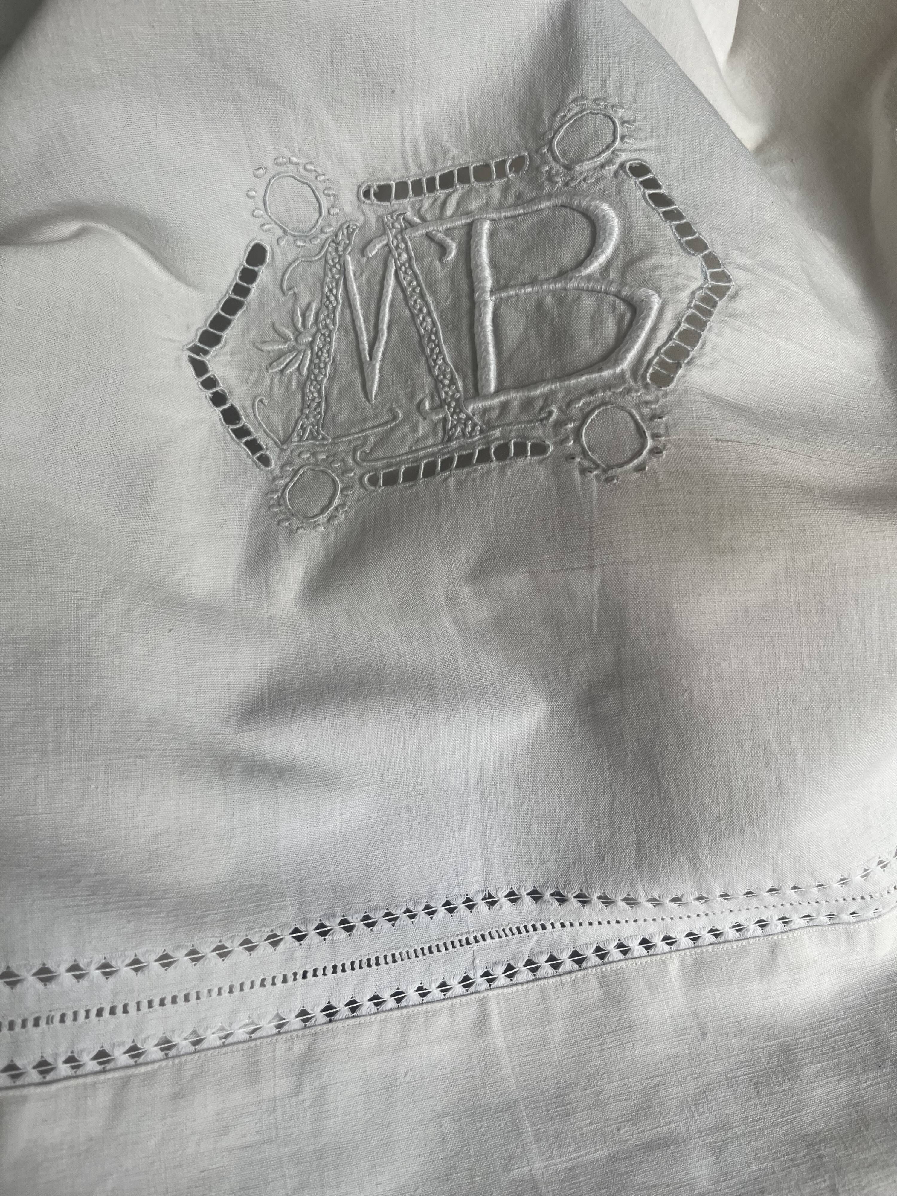 Linge ancien, drap brodé avec monogramme MB