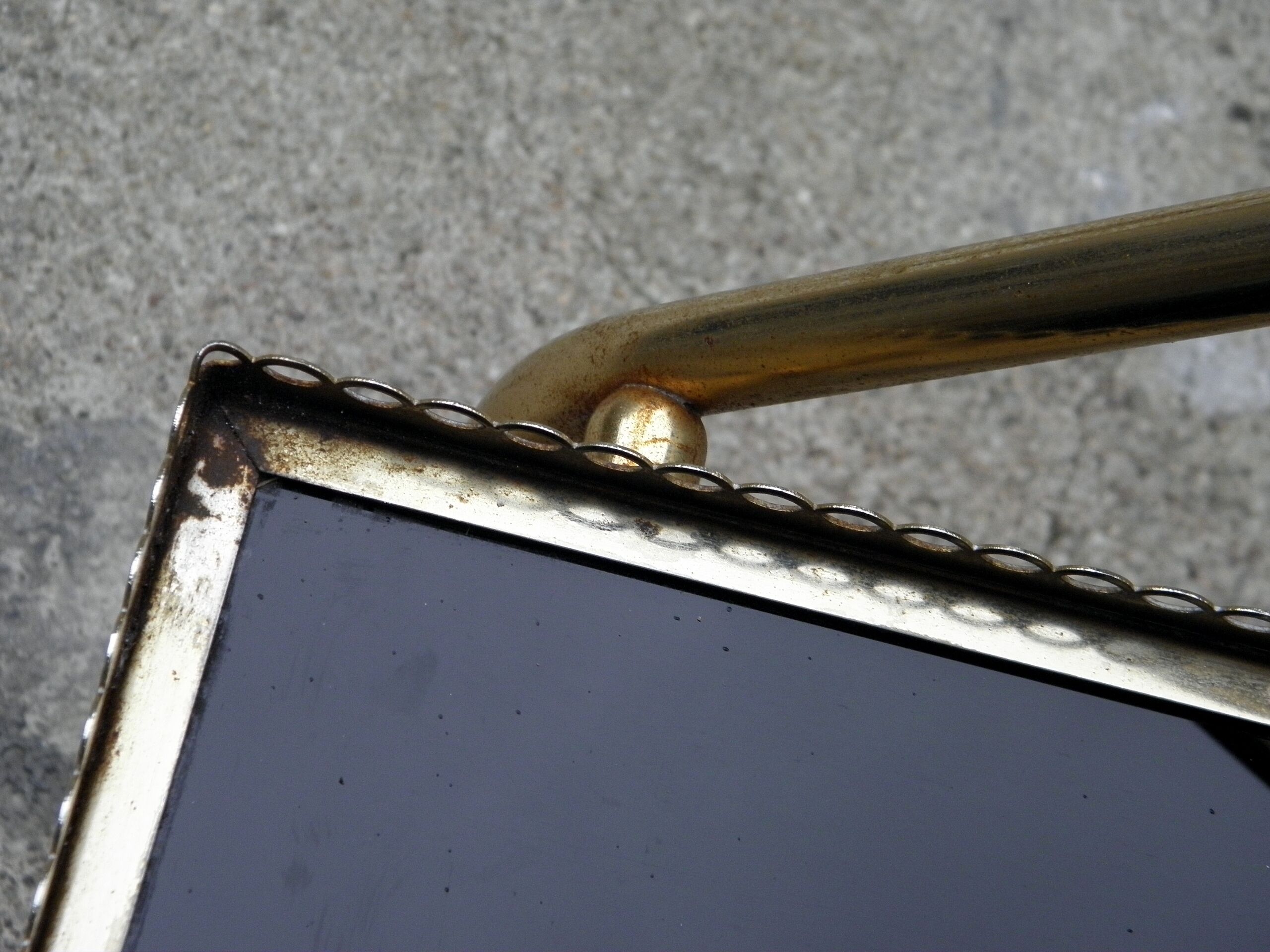 Rolling dessert in gold metal