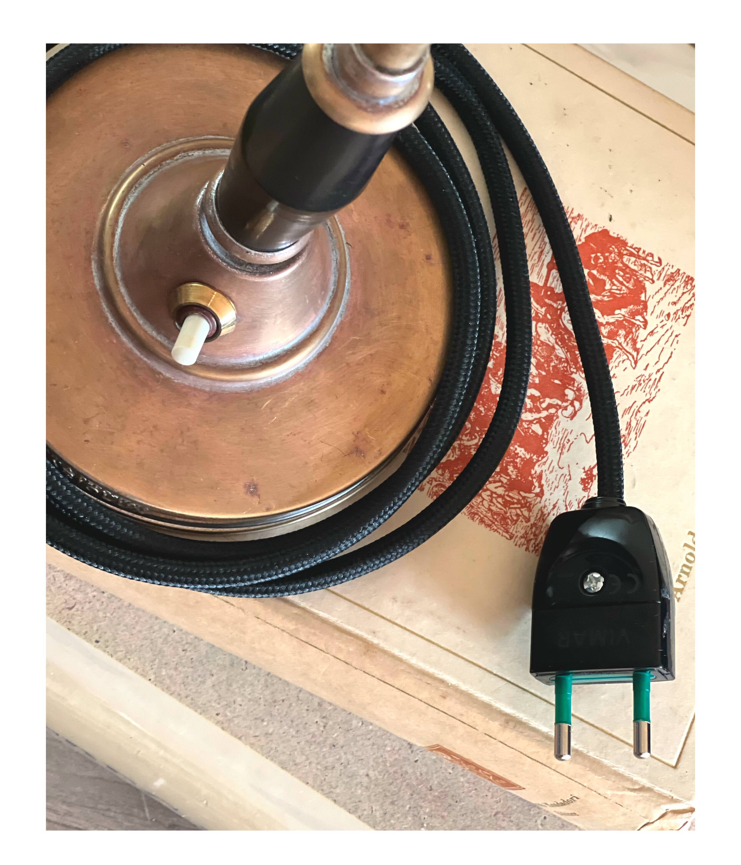 Lariolux ministerial lamp, 30s