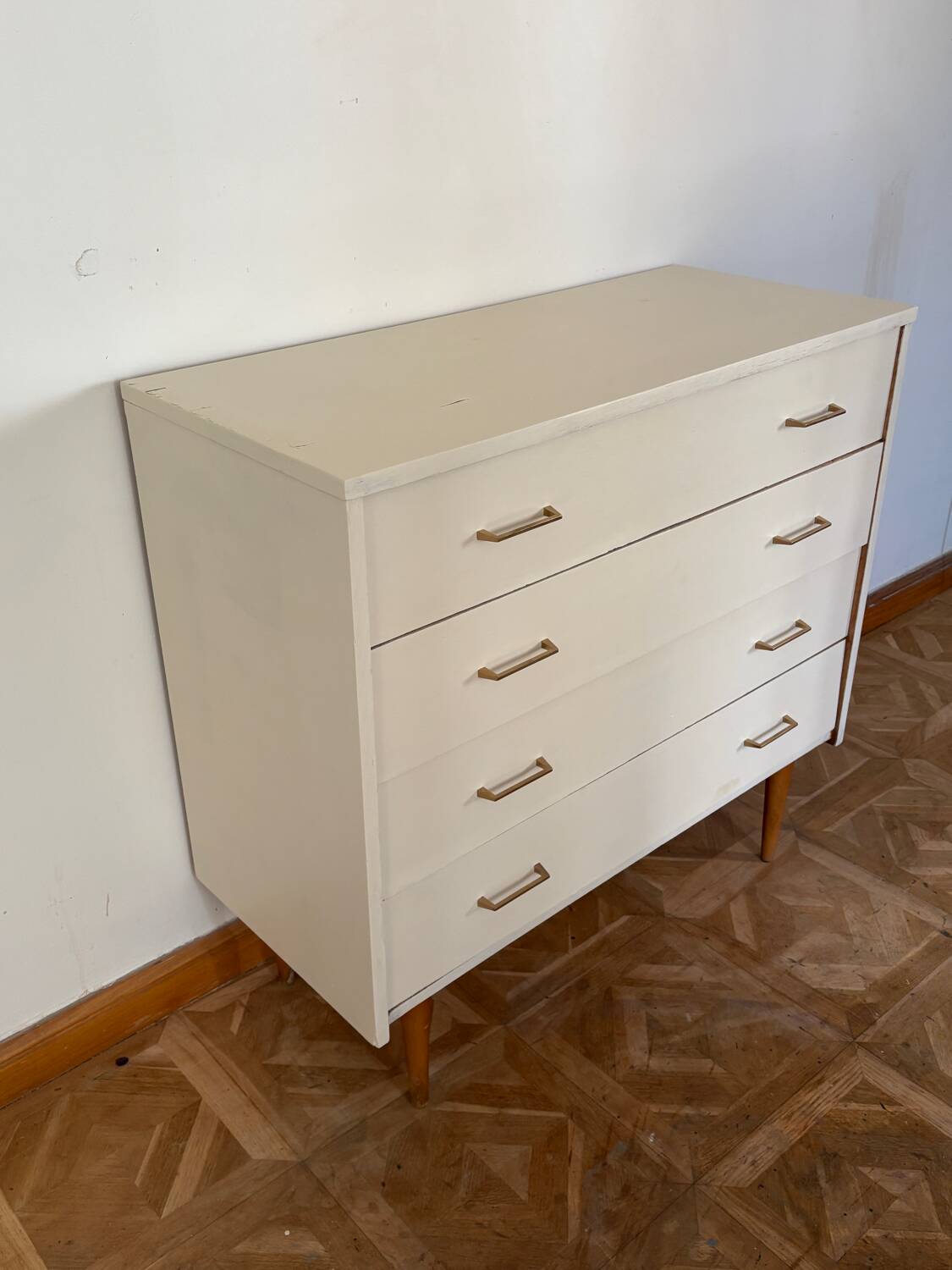 Linen chest of drawers with tapered legs