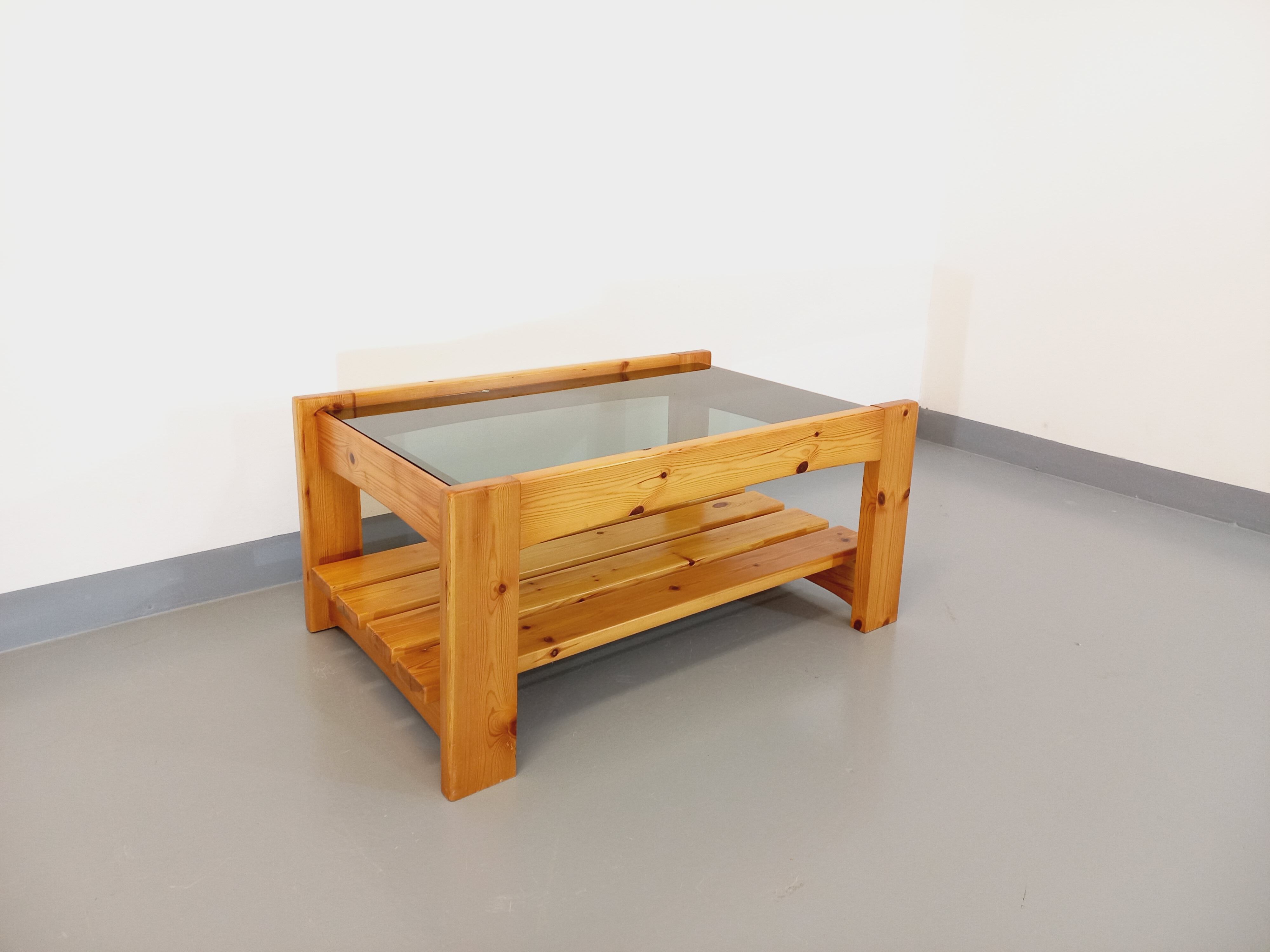 Table basse vintage en pin et verre fumé des années 70 80