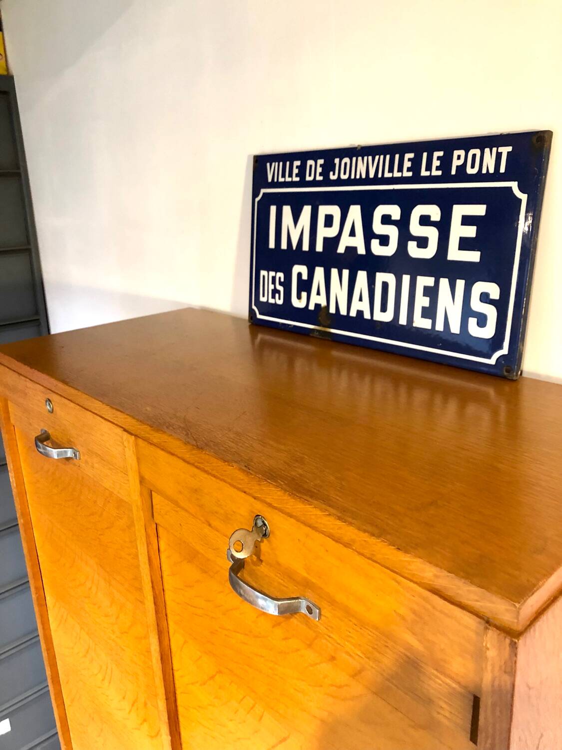 Double curtain filing cabinet