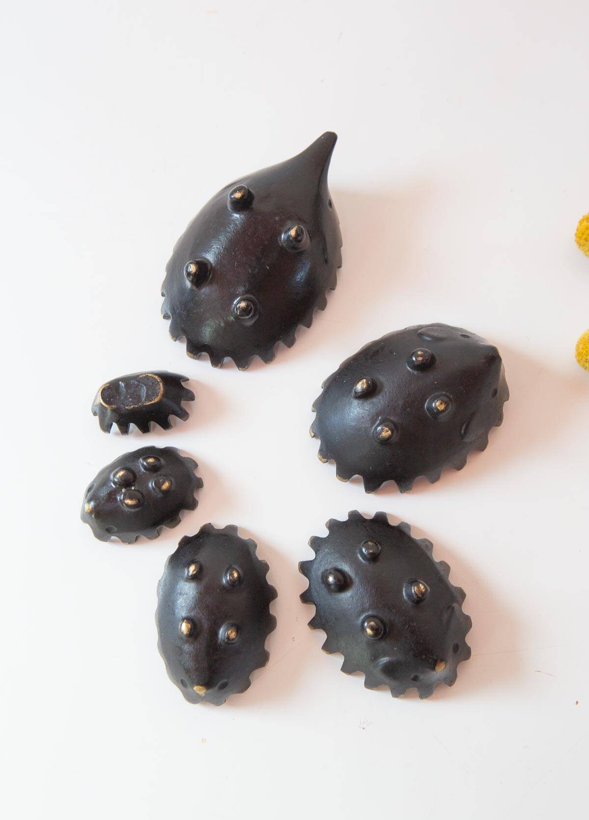 Hedgehog ensemble attributed to Walter Bosse, black patinated brass, circa 1950.