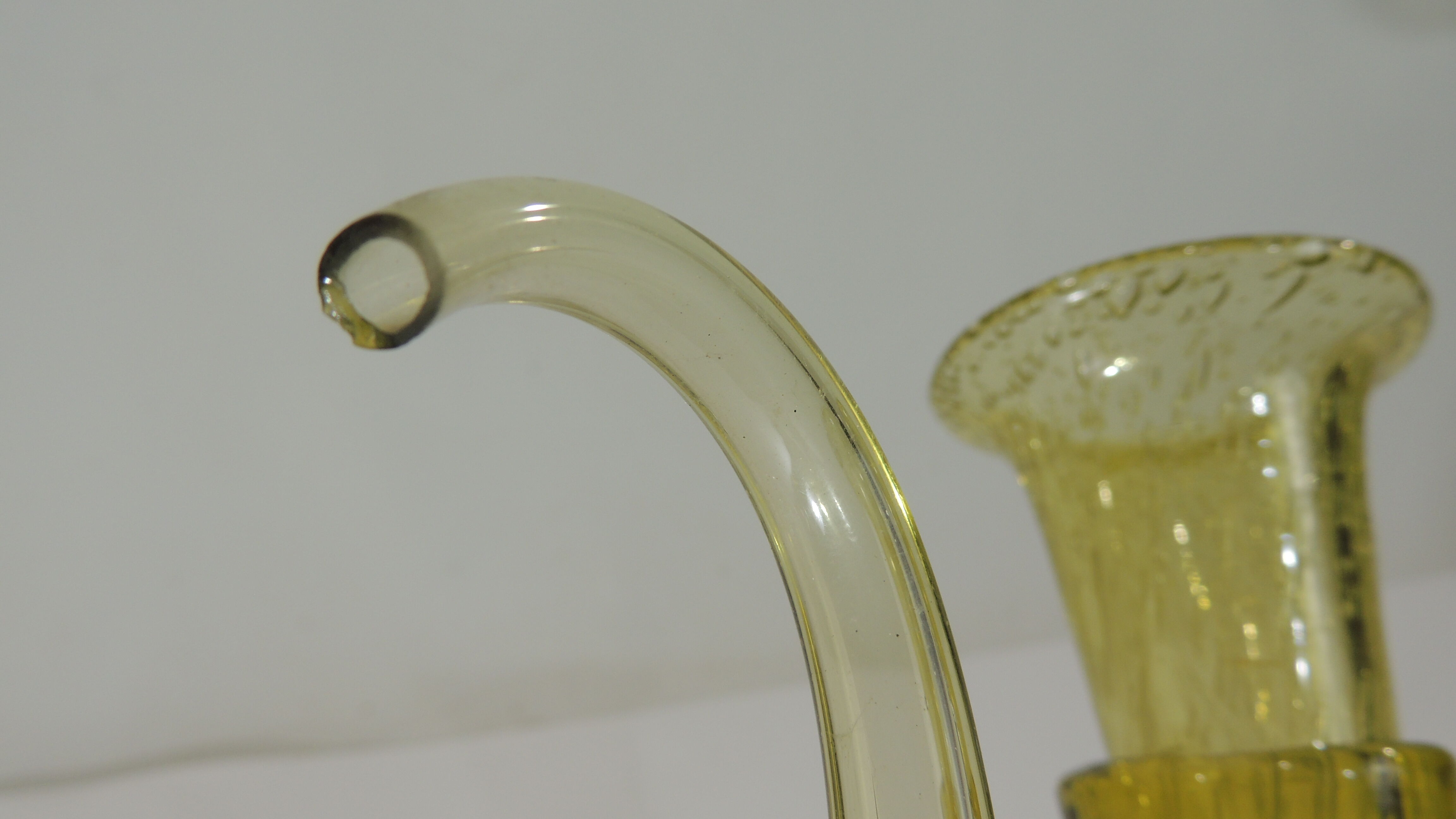 Grande verseuse vintage en verre soufflé Biot