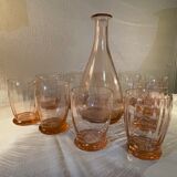 Carafe et verres roses