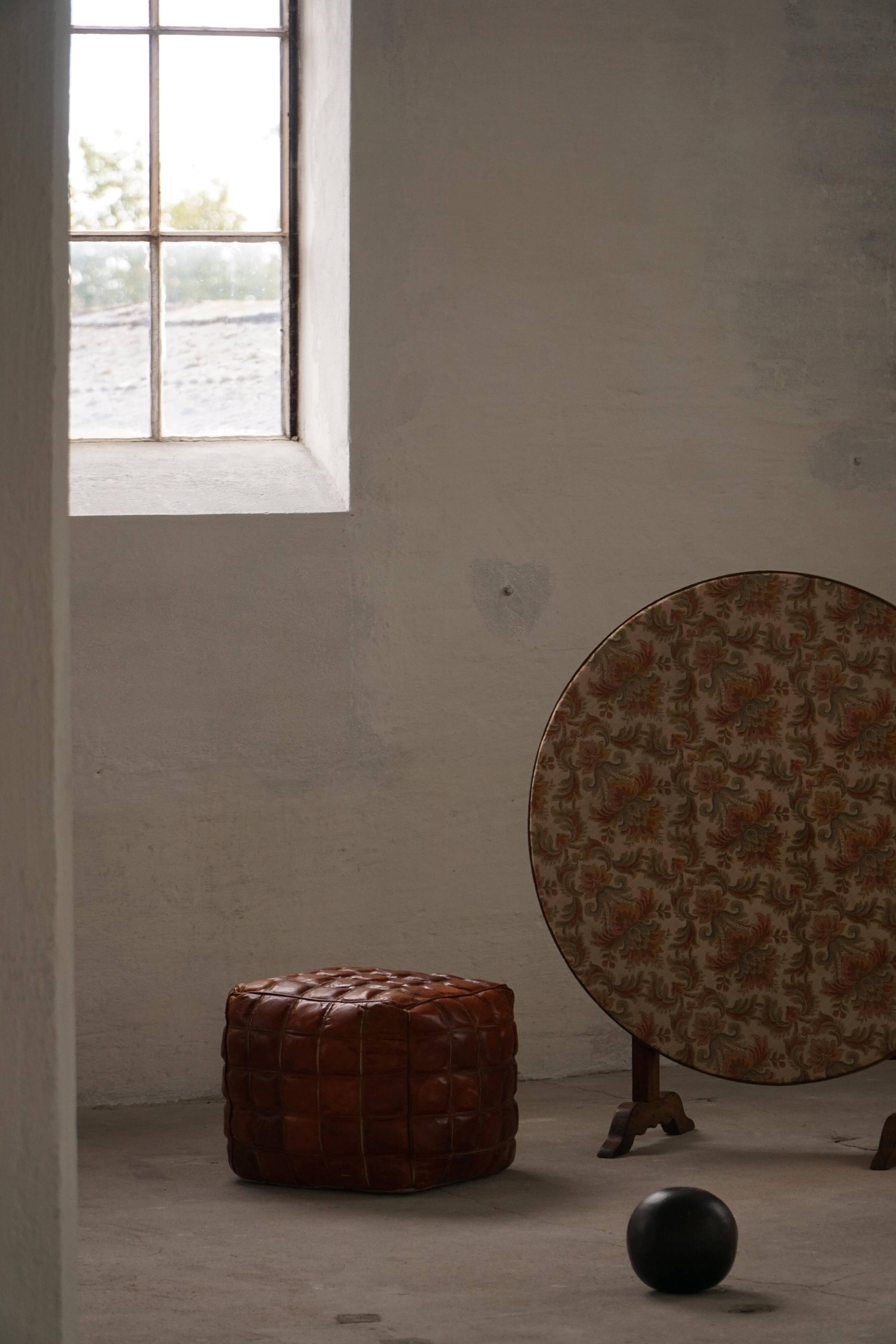 Mid-20th century pouf / ottoman cube in patinated brown leather, 1960s.