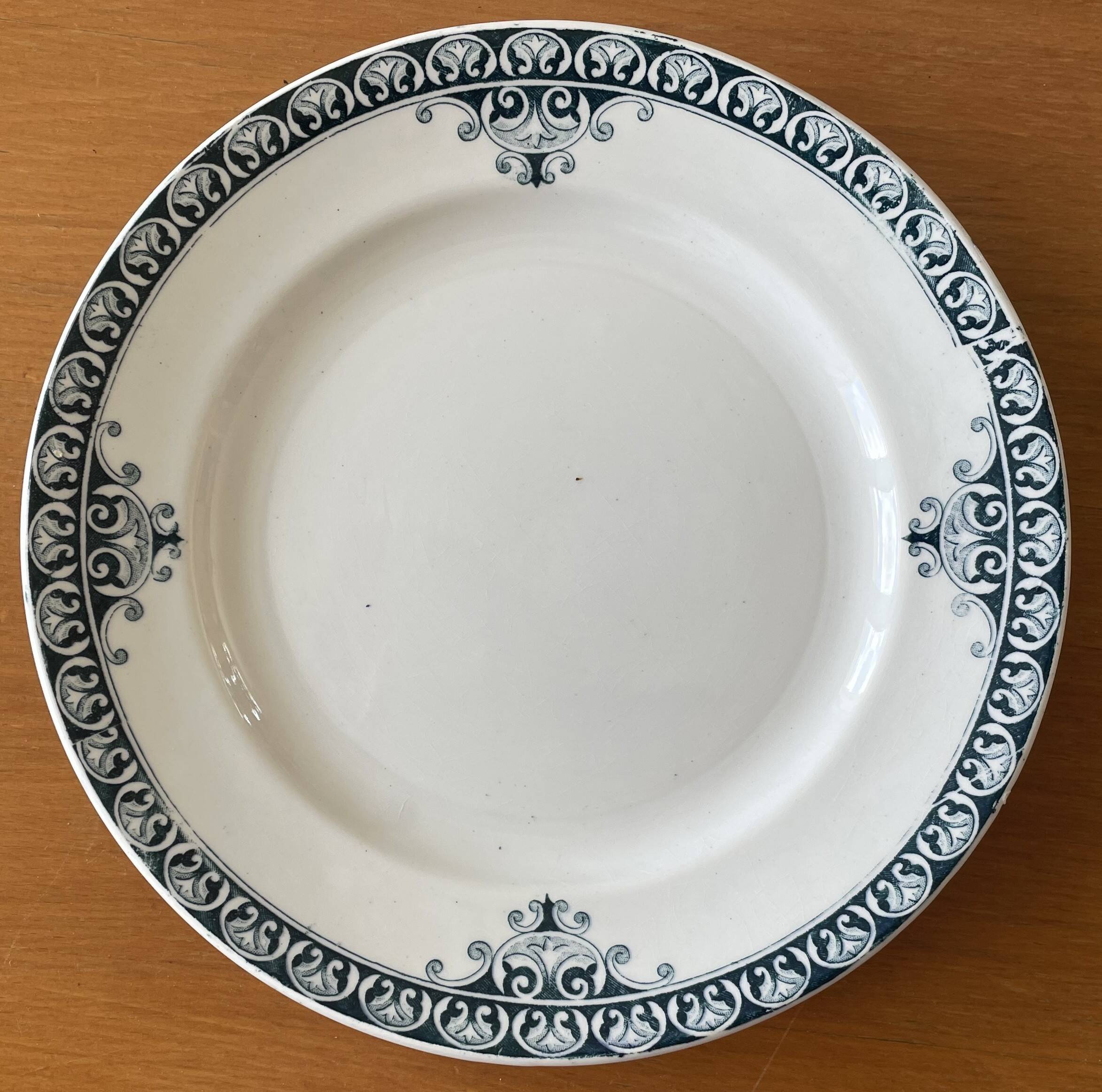 6 assiettes à dessert anciennes en faïence de Saint-Amand (Nord)