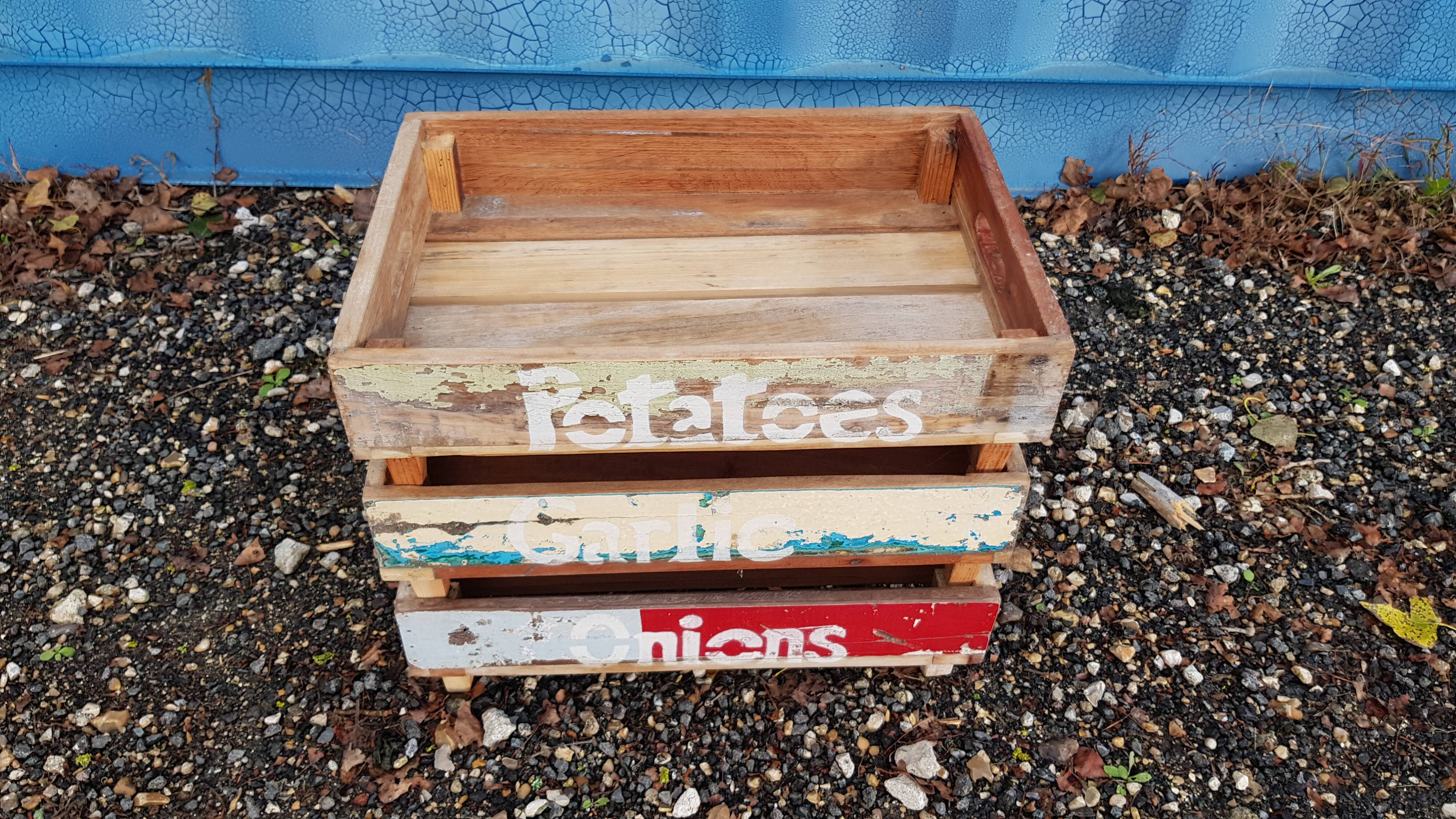 Set of 3 stackable vegetable trays