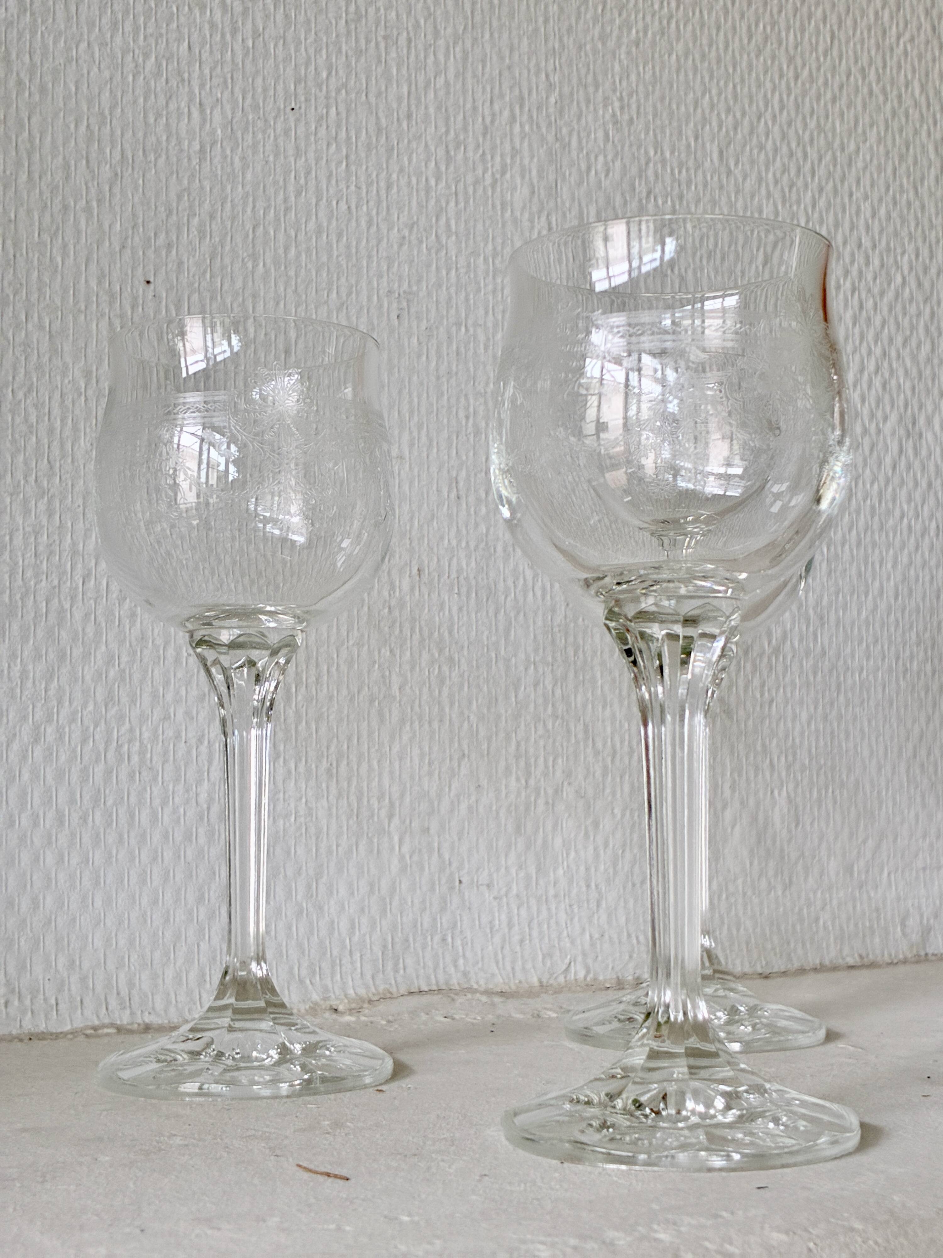 Lot 5 Footed glasses in transparent crystal with screen printing