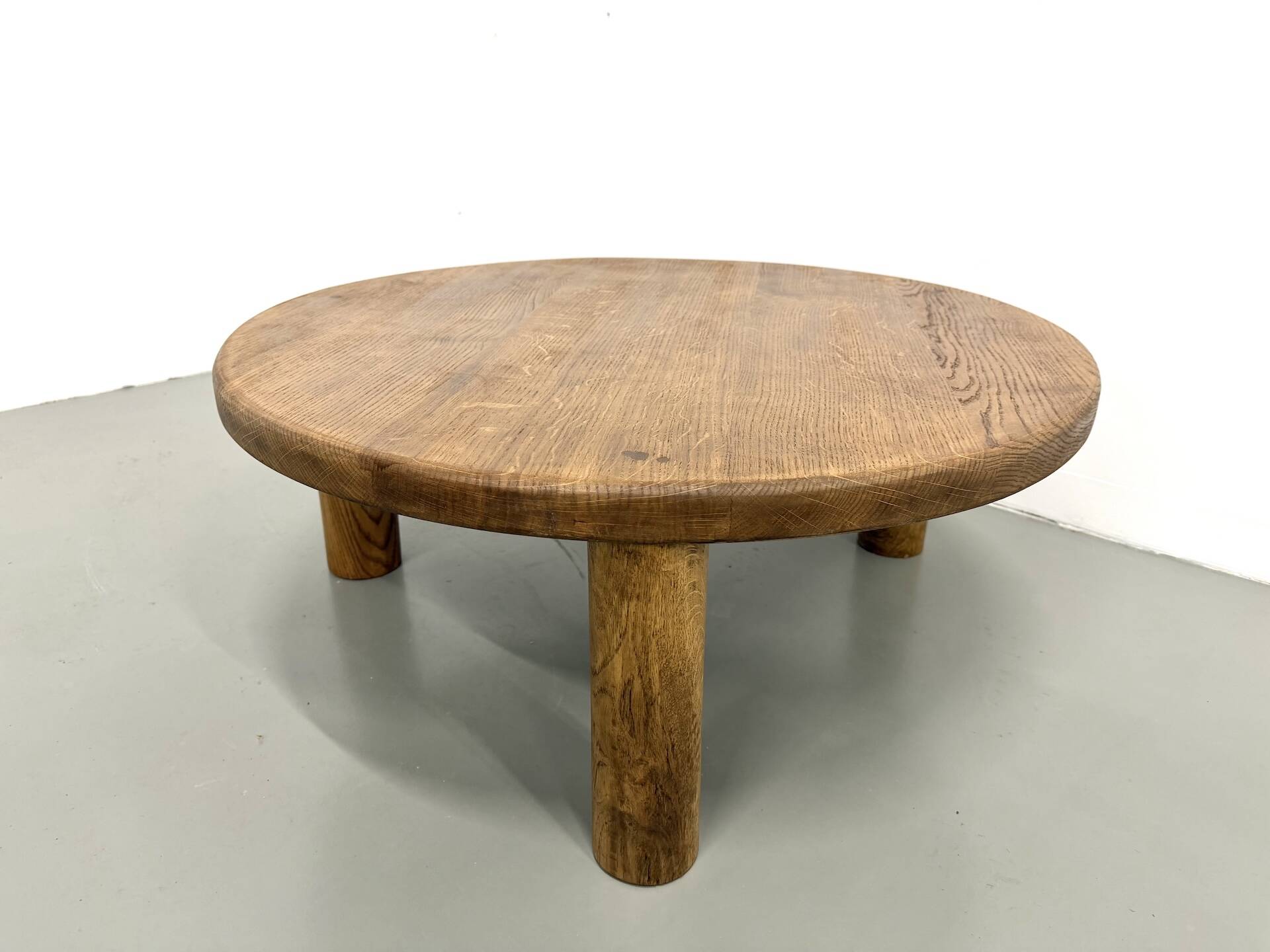 Modernist tripod coffee table in solid oak, DLG Perriand, Chapo, years.