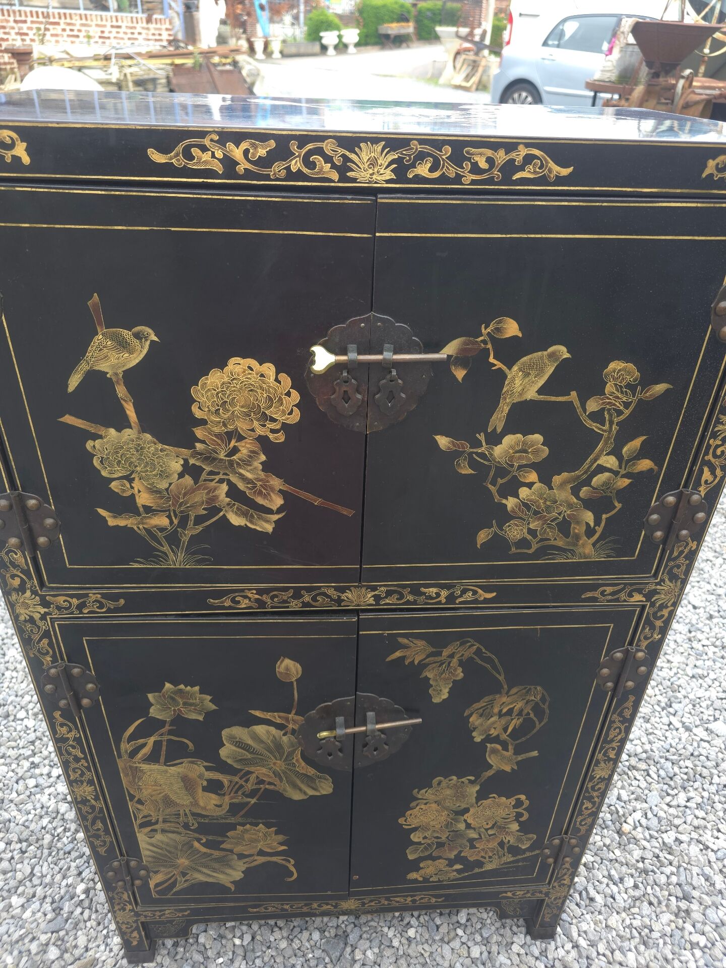 Lacquered wooden Chinese cabinet