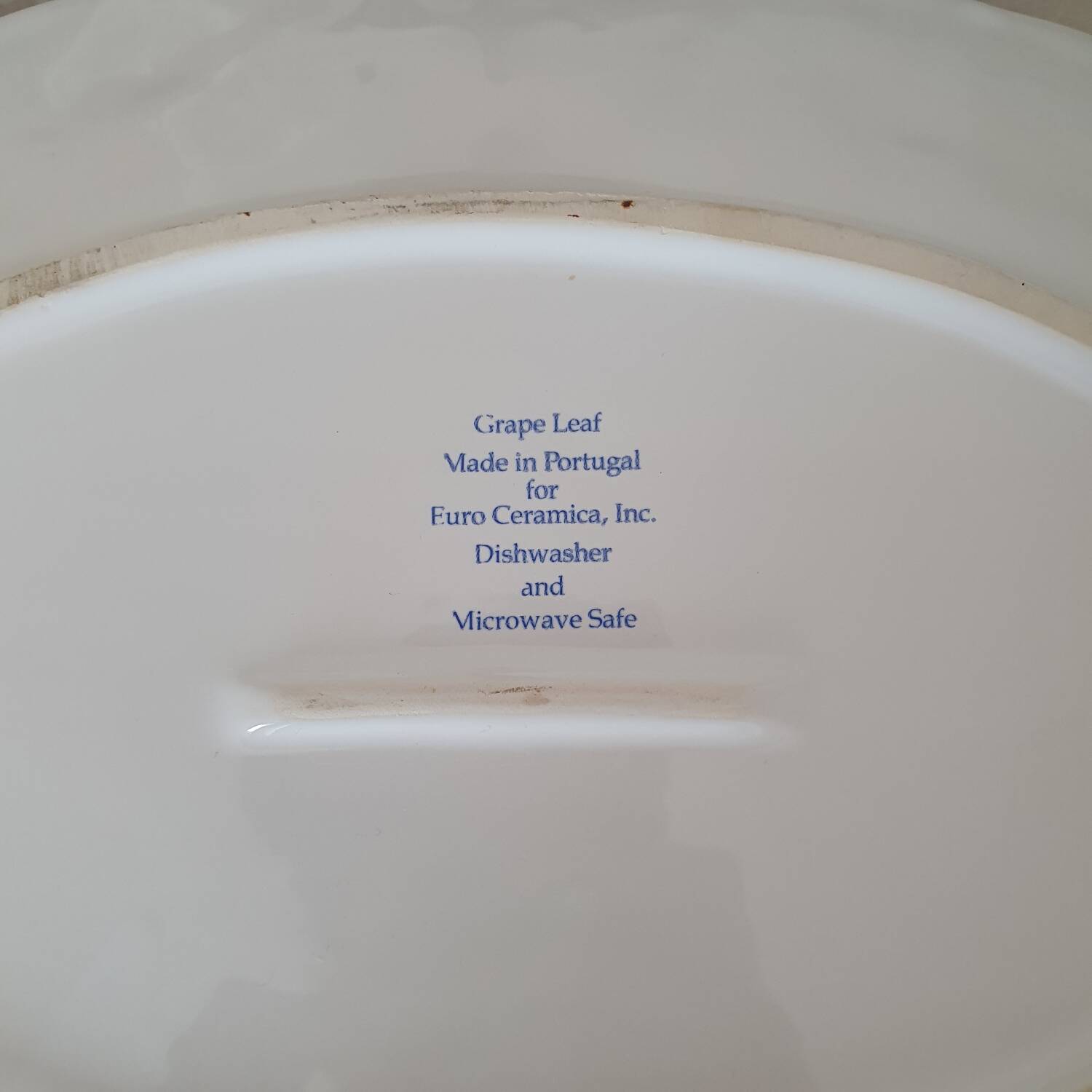Large serving dish in white Barbotine