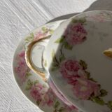Set of dishes, soup tureen and sauceboat