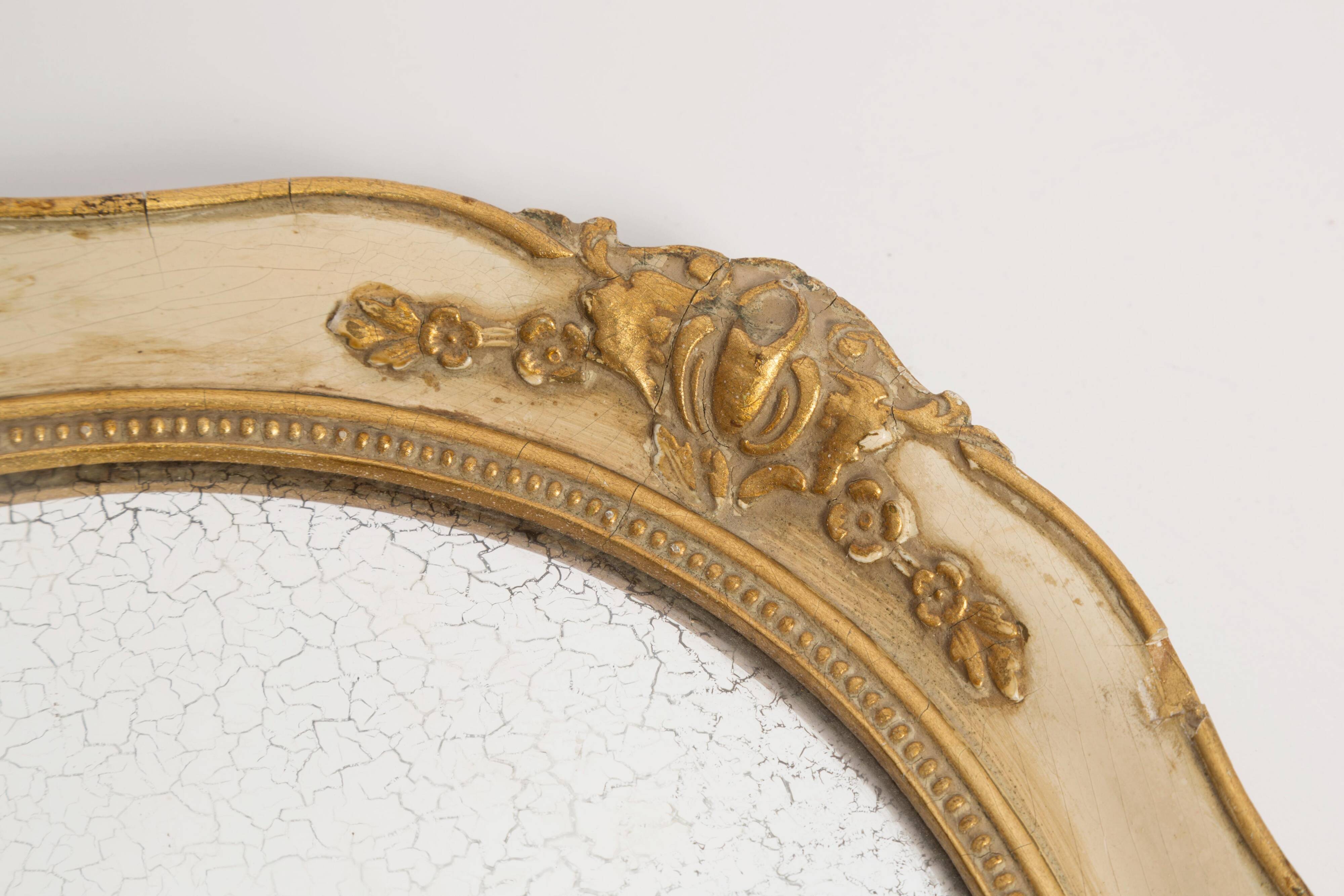 Miroir décoratif moyen en bois doré avec verre d'origine et patine, Italie, années 1960