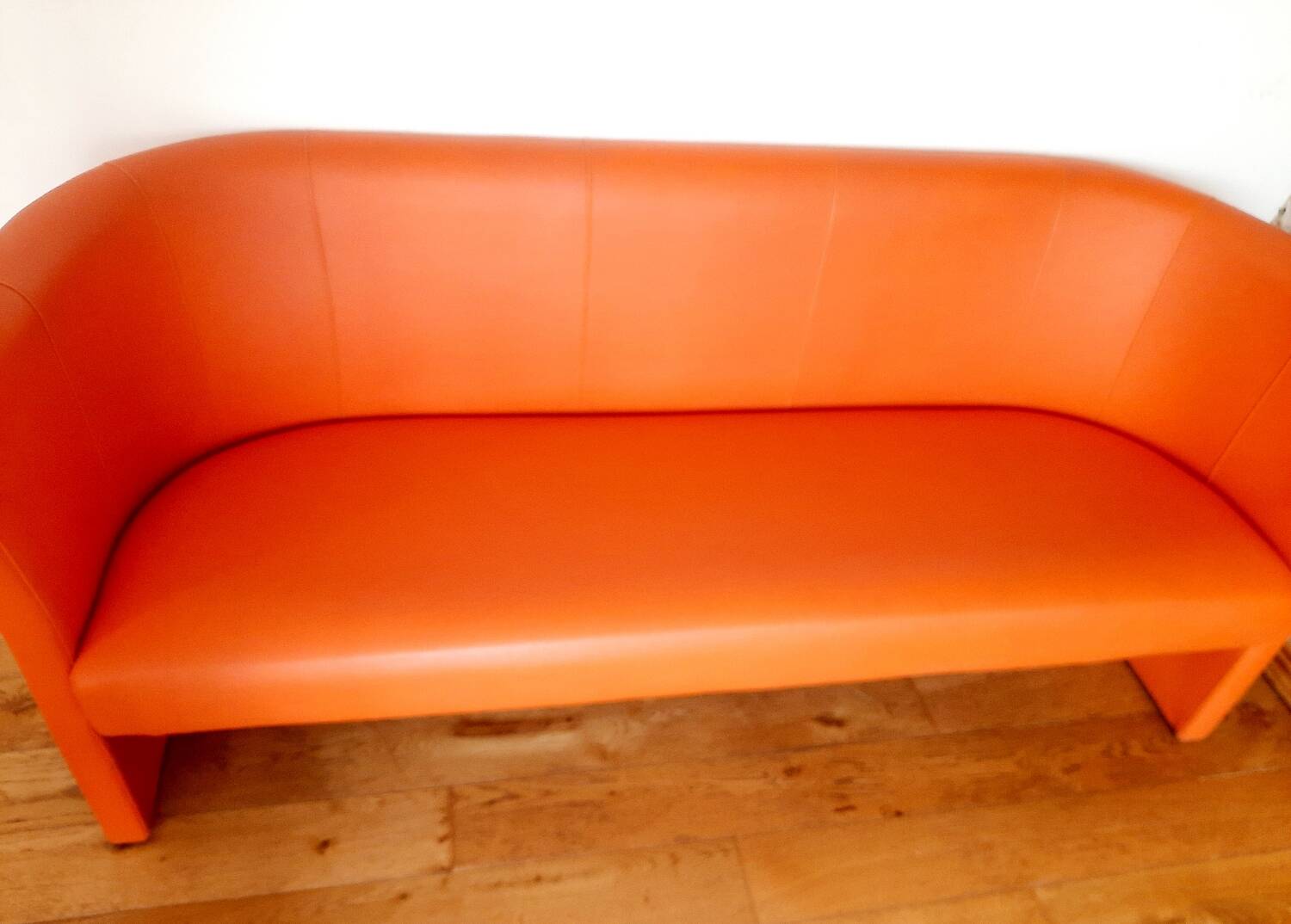 Curved vintage orange canapé with a pop spirit, seventies design piece.