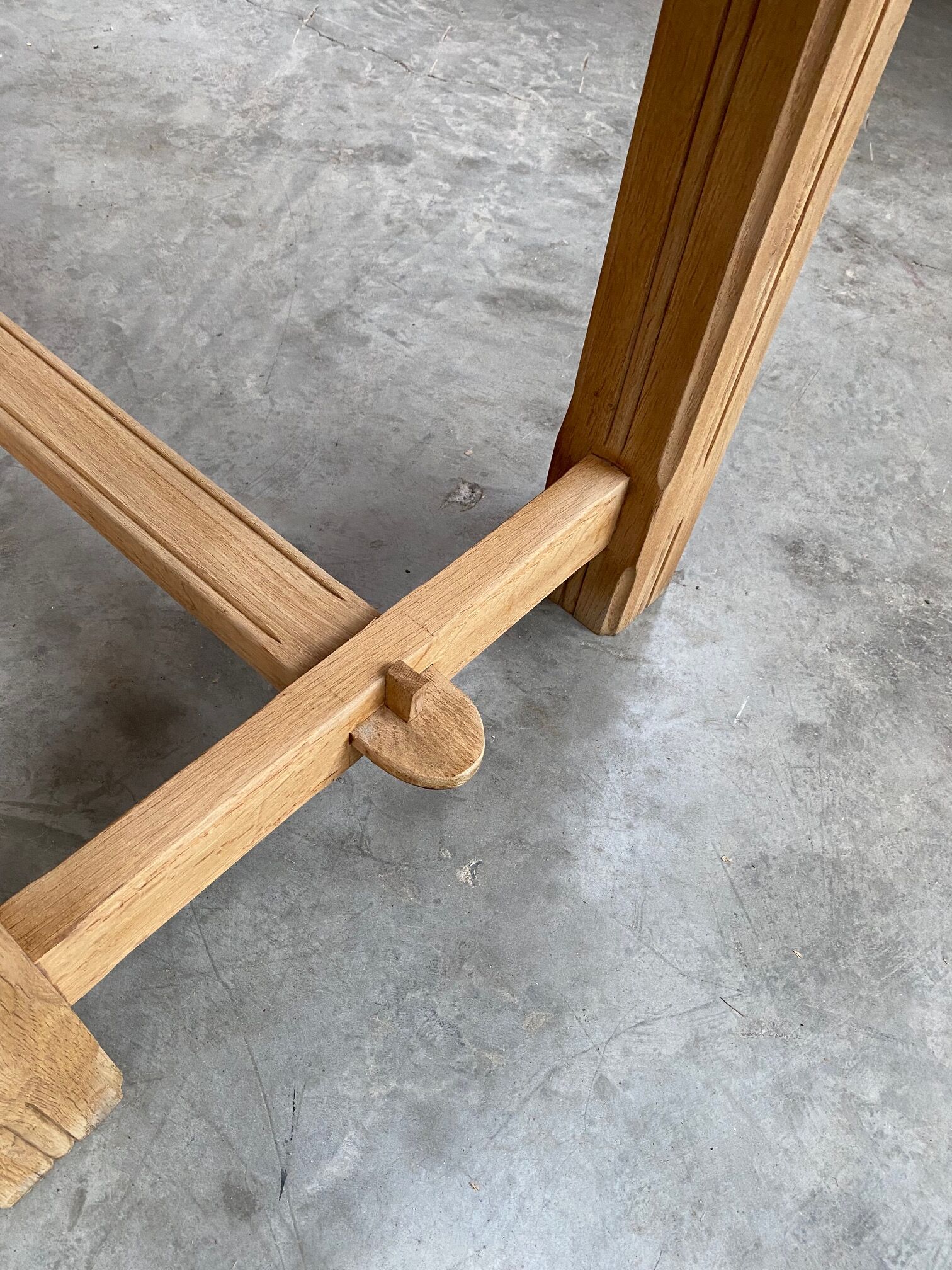 Oak farmhouse table and its 2 benches