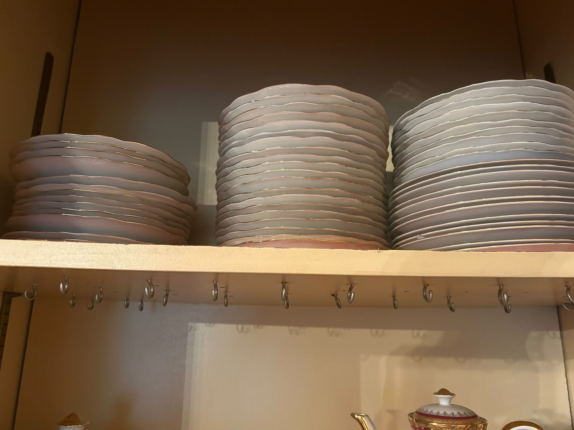 Service complet 78 pièces en porcelaine de Limoges filet or
