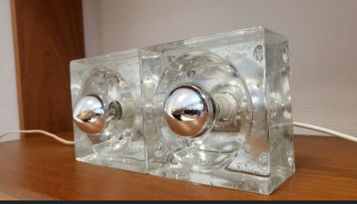 Deux appliques en verre coulé