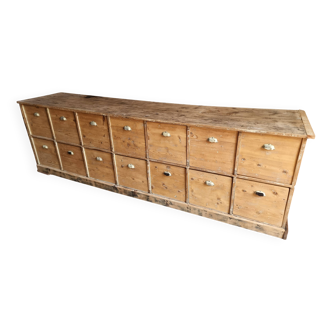 Grand meuble ancien à tiroirs en pin – Cabinet d’atelier français des année