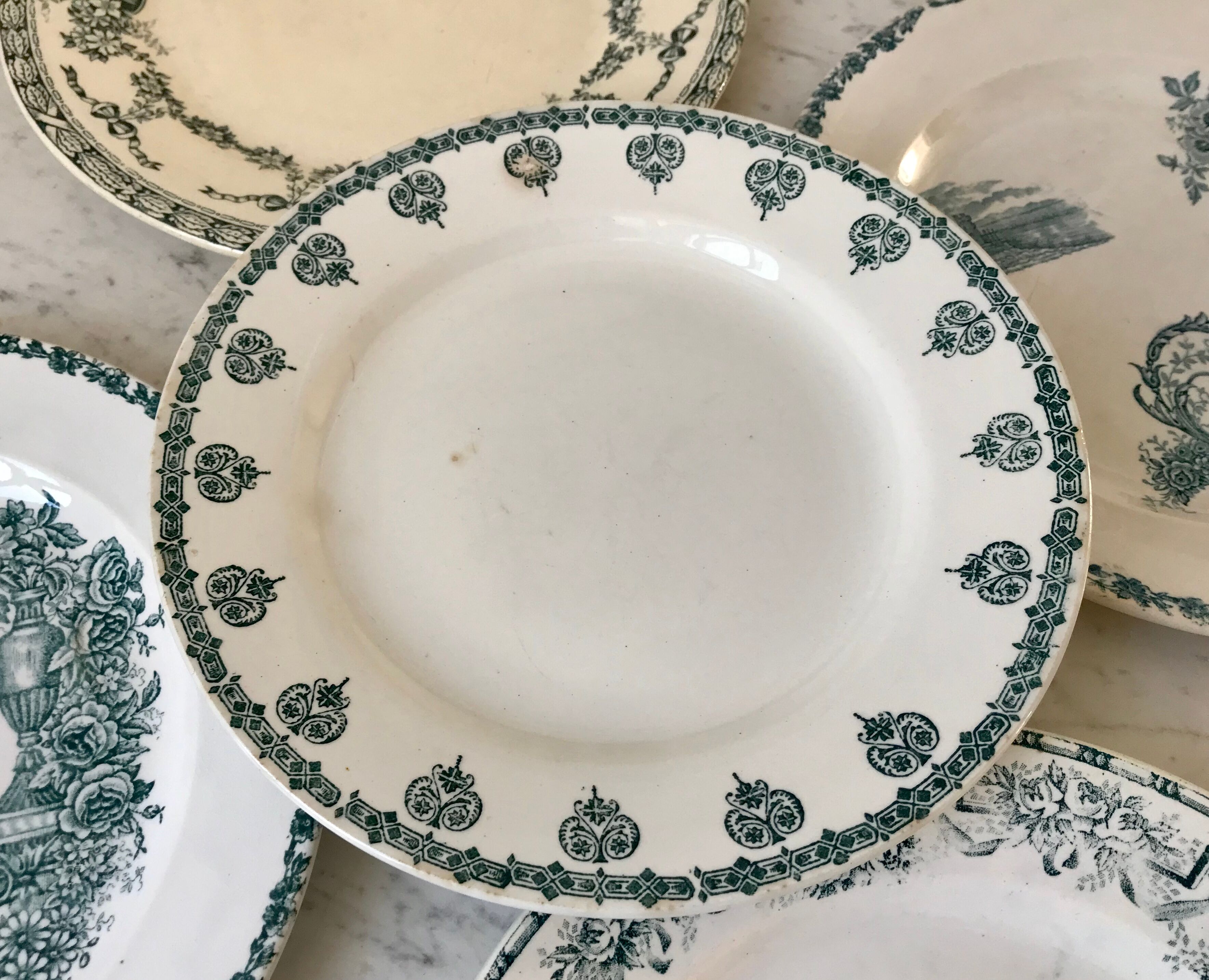Lot de 5 assiettes plates Terre de Fer dépareillées Sarreguemines "Griffon", Salins "Ninon" et Mouli