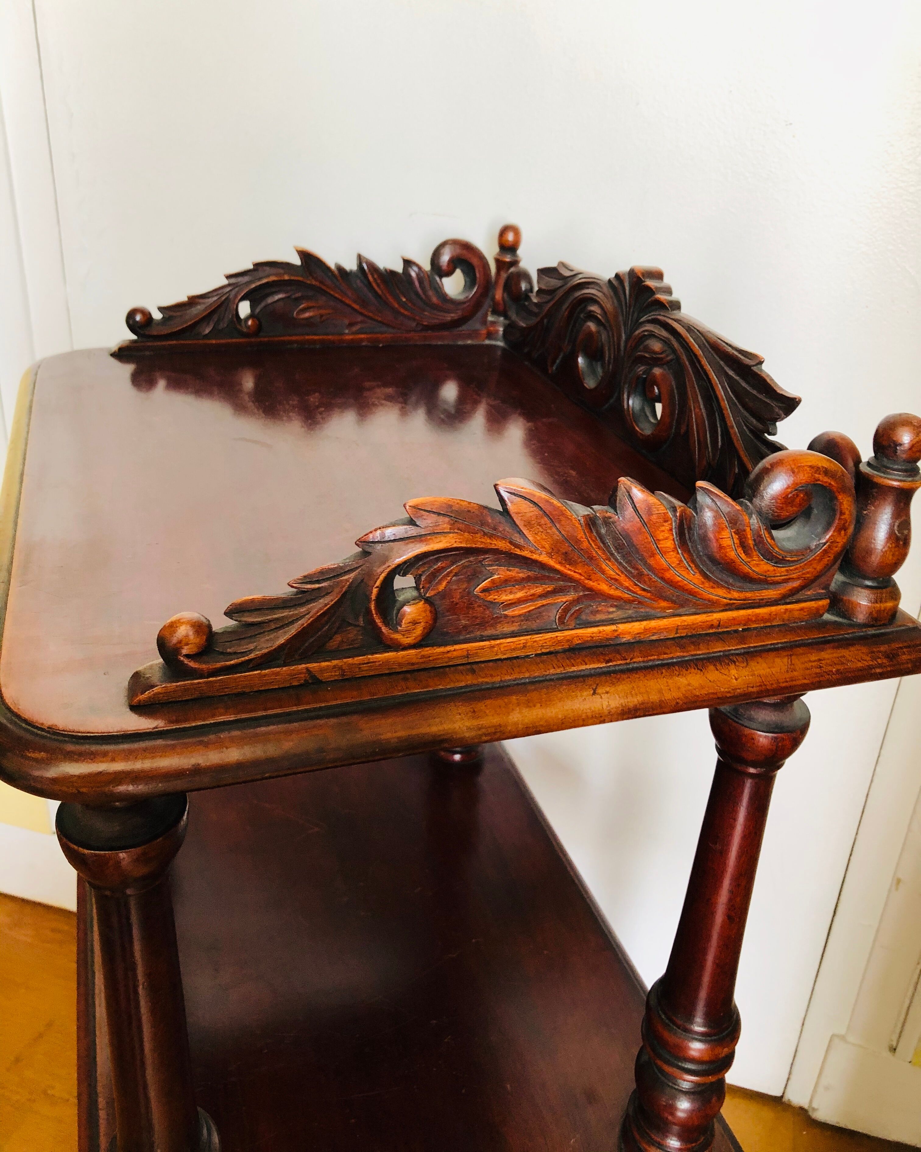 Etagère en bois sculpté