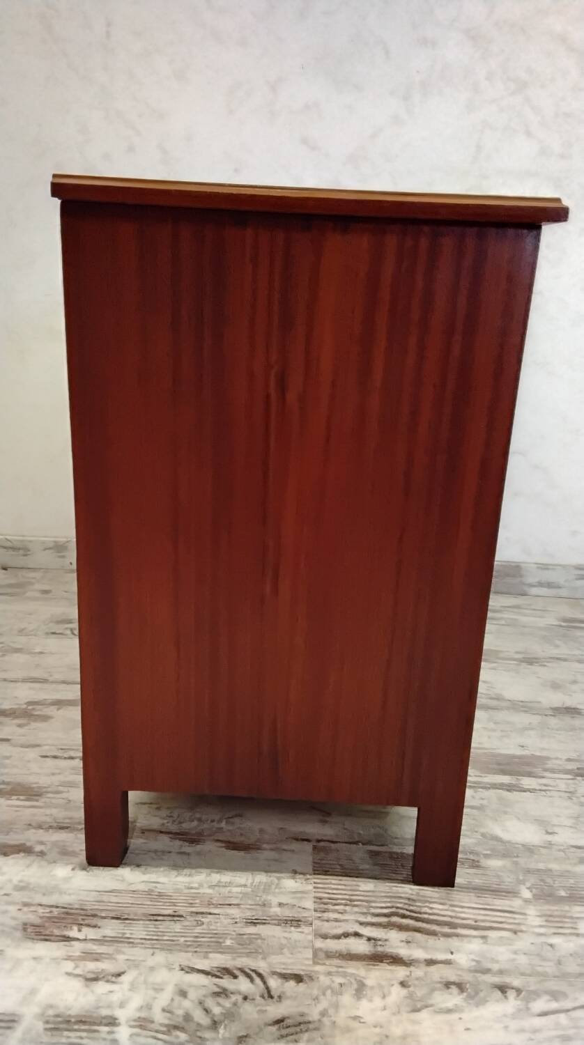 Wooden chest of drawers