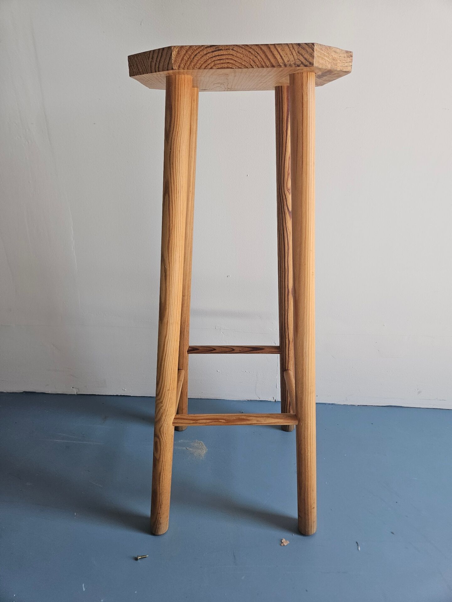 Tabouret haut en bois