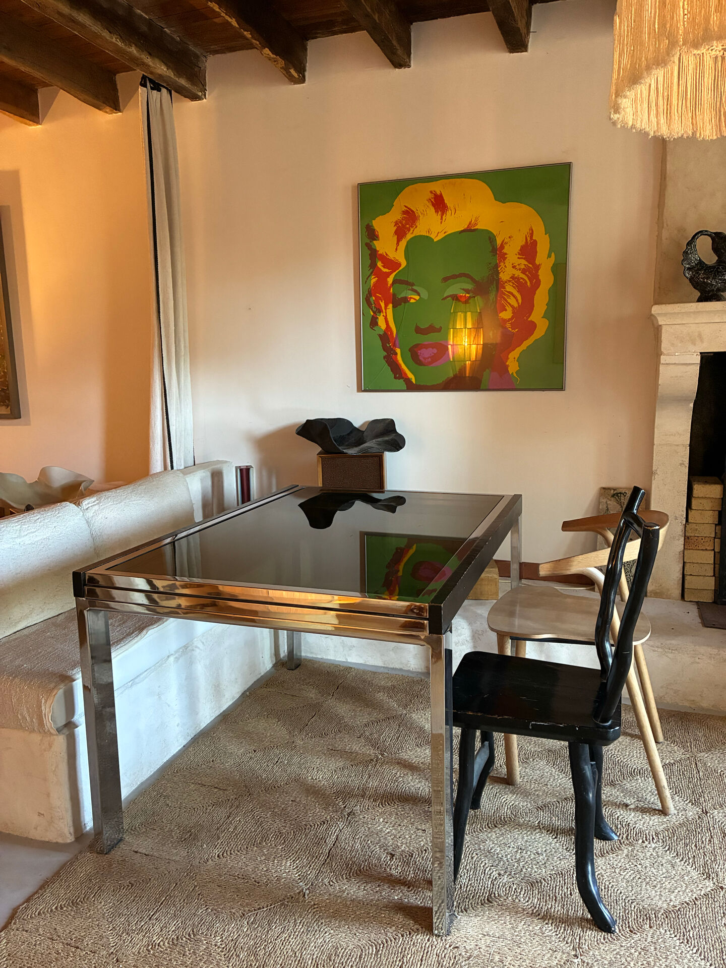 Extendable metal table