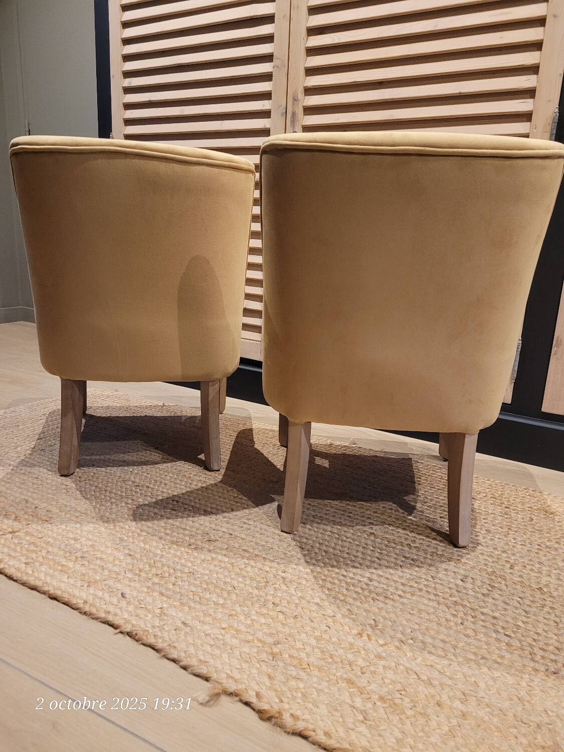 Paire de petits fauteuils d'appoint jaunes