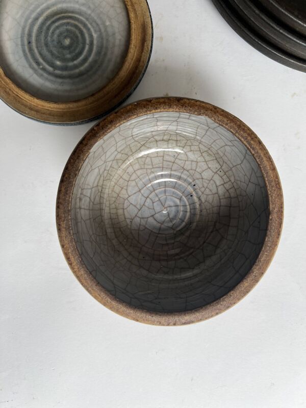 Boite céramique émaillée bleu profond, signéeAbbaye Font Gombault, France