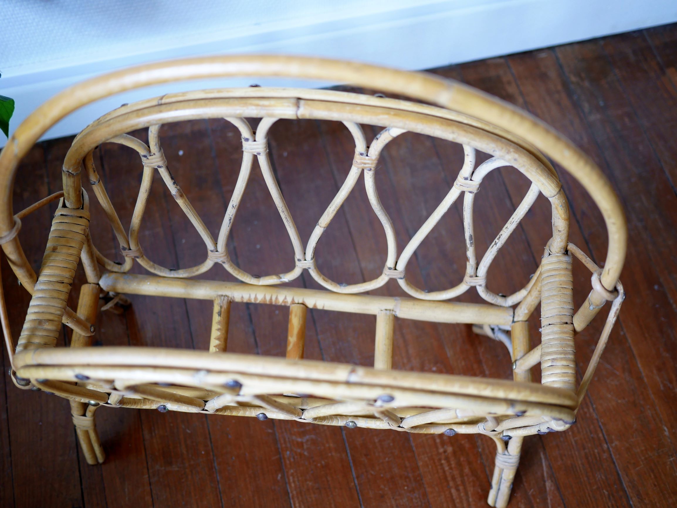 Magazine rack wicker
