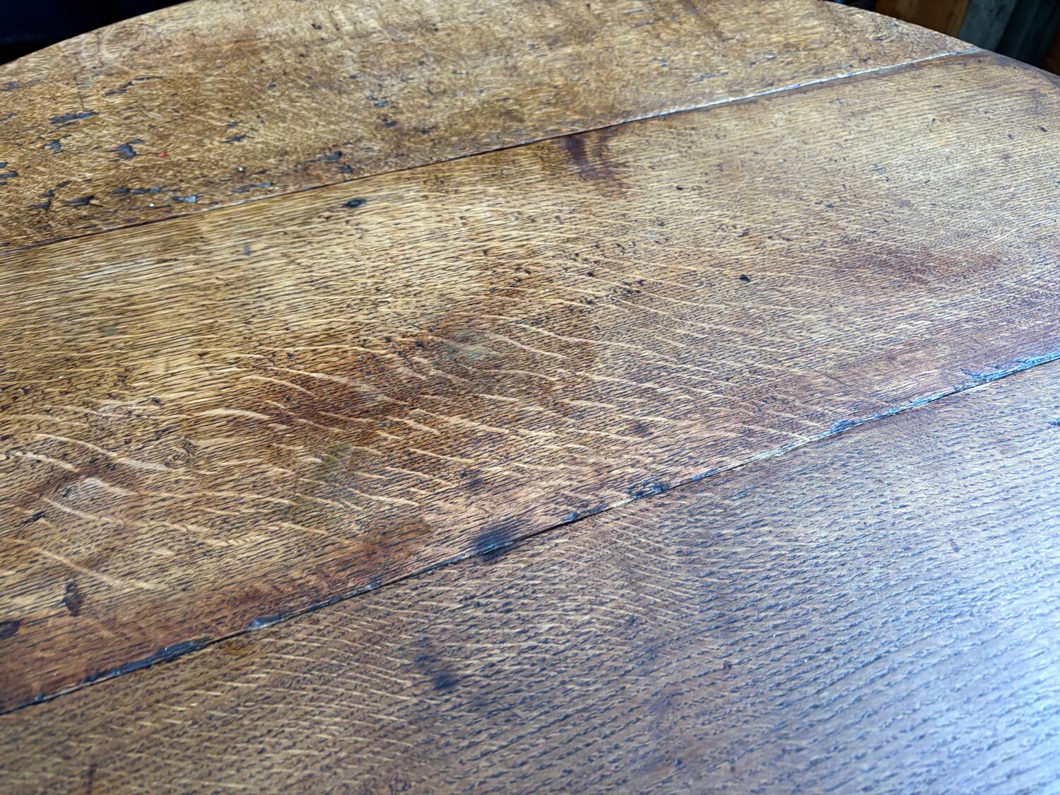 Round oak coffee table with drop leaves and turned legs