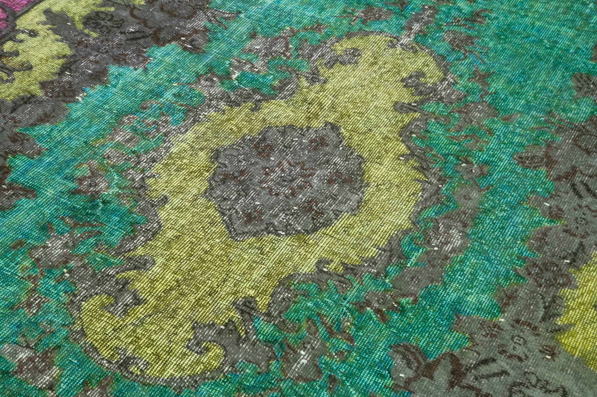 Hand-knotted oriental 1980s 171 cm x 307 cm green carpet