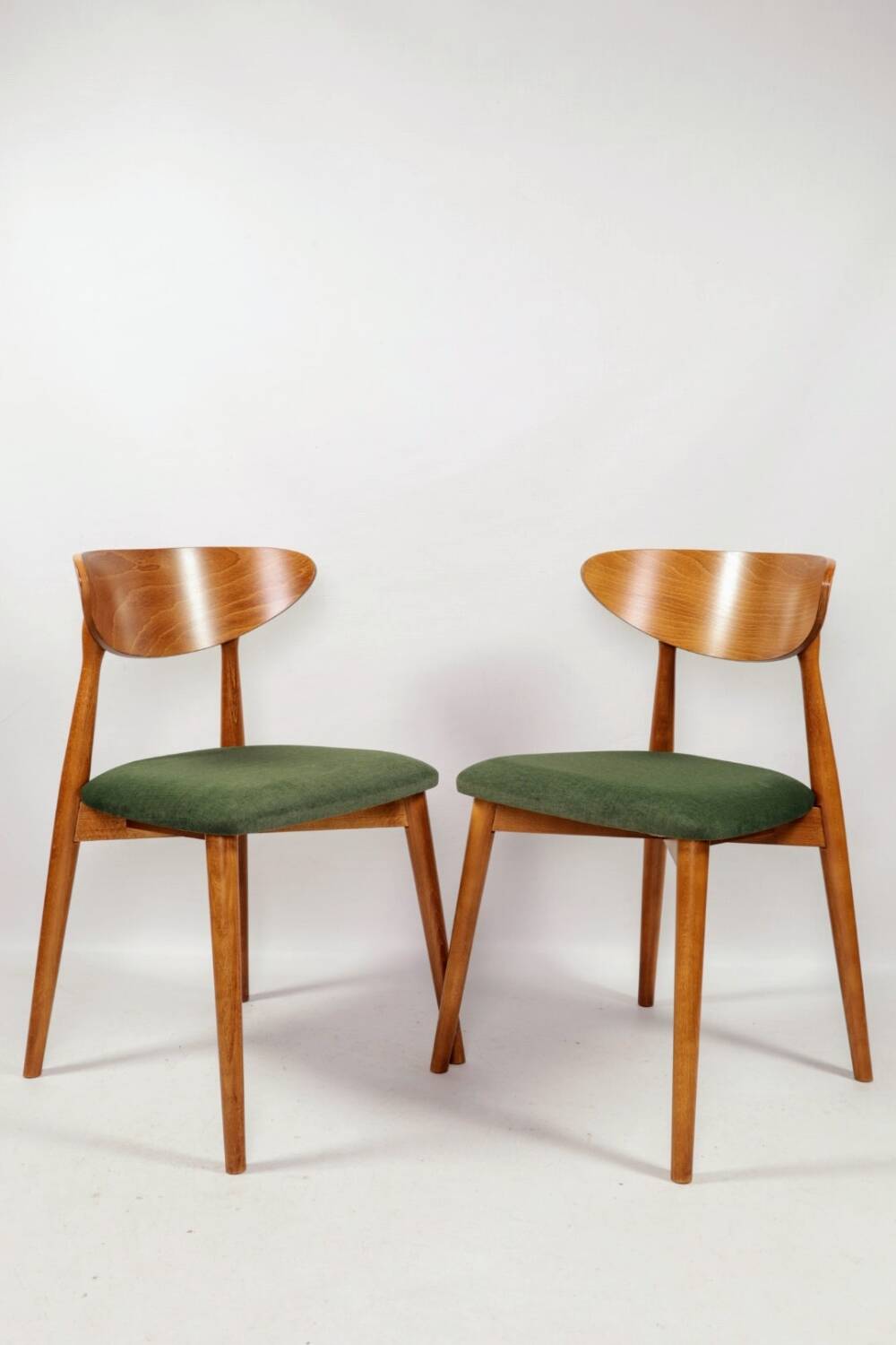 Scandinavian design dining room chairs in green velvet, set of 4