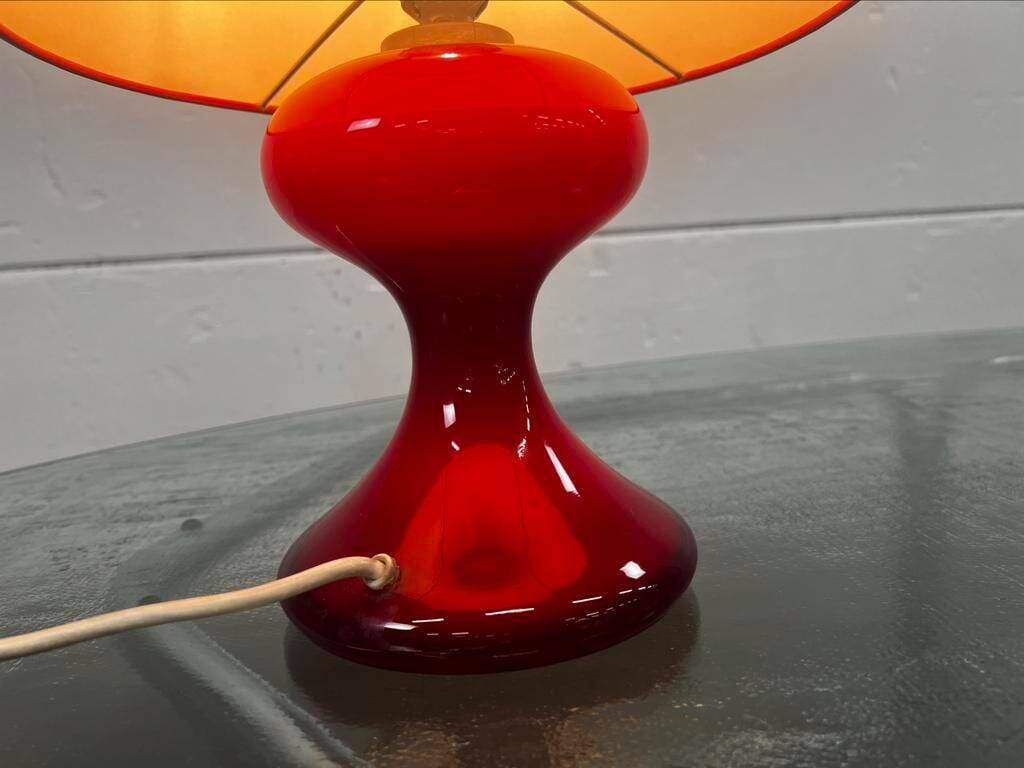 Lampe de table vintage rouge avec pied en verre