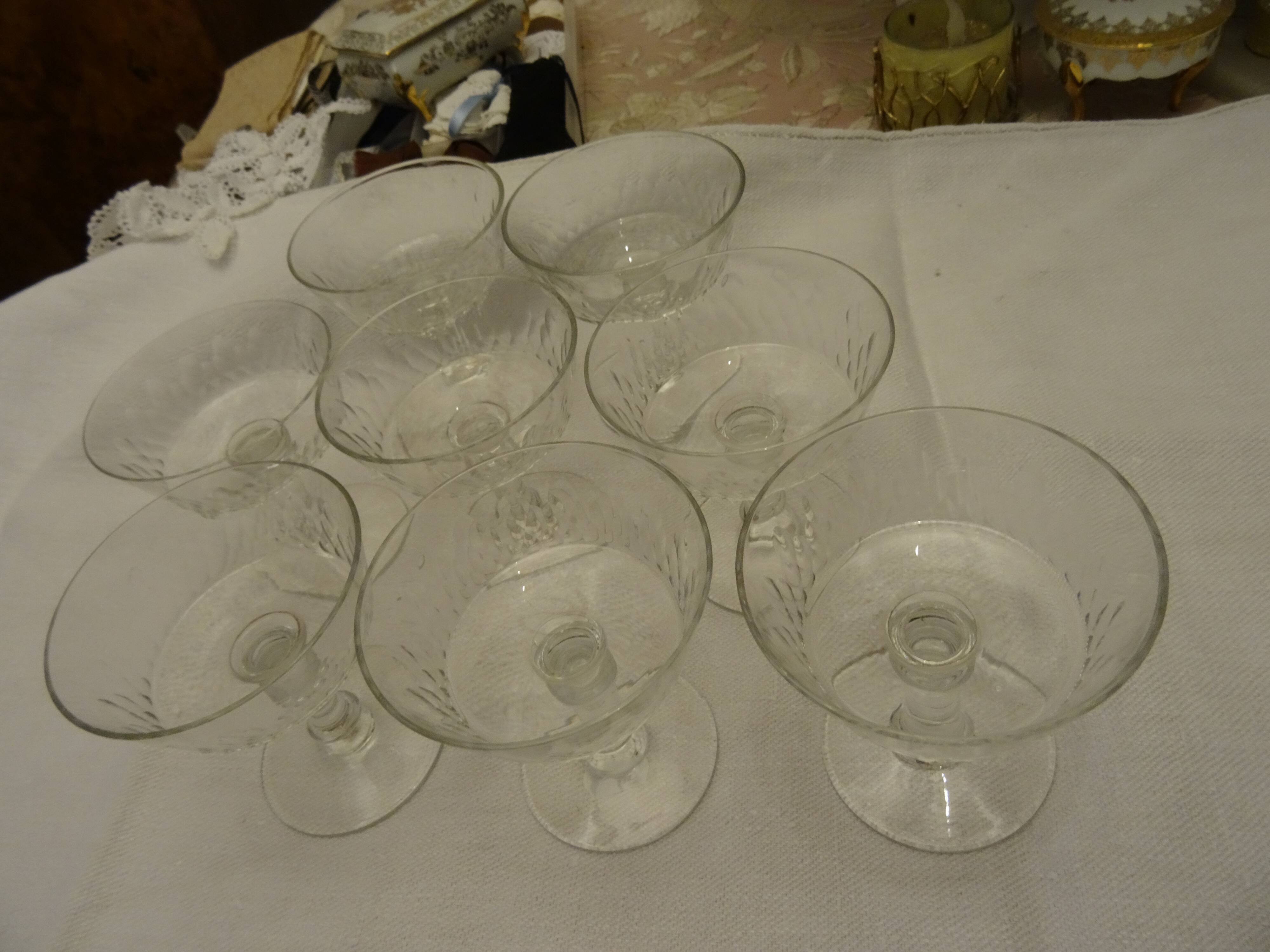 Elegant set of 8 Baccarat champagne cups