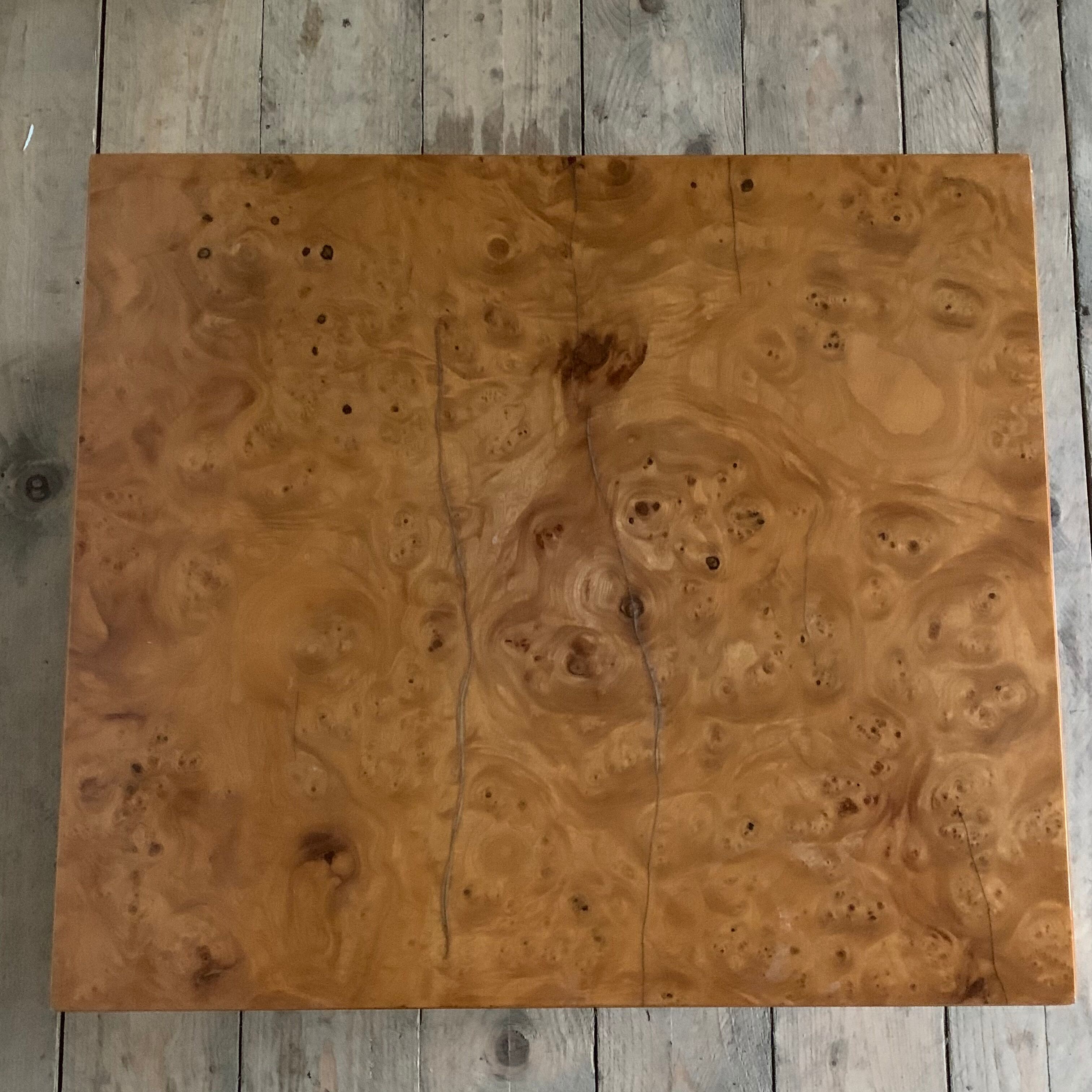 Table basse laiton et loupe d’orme vintage