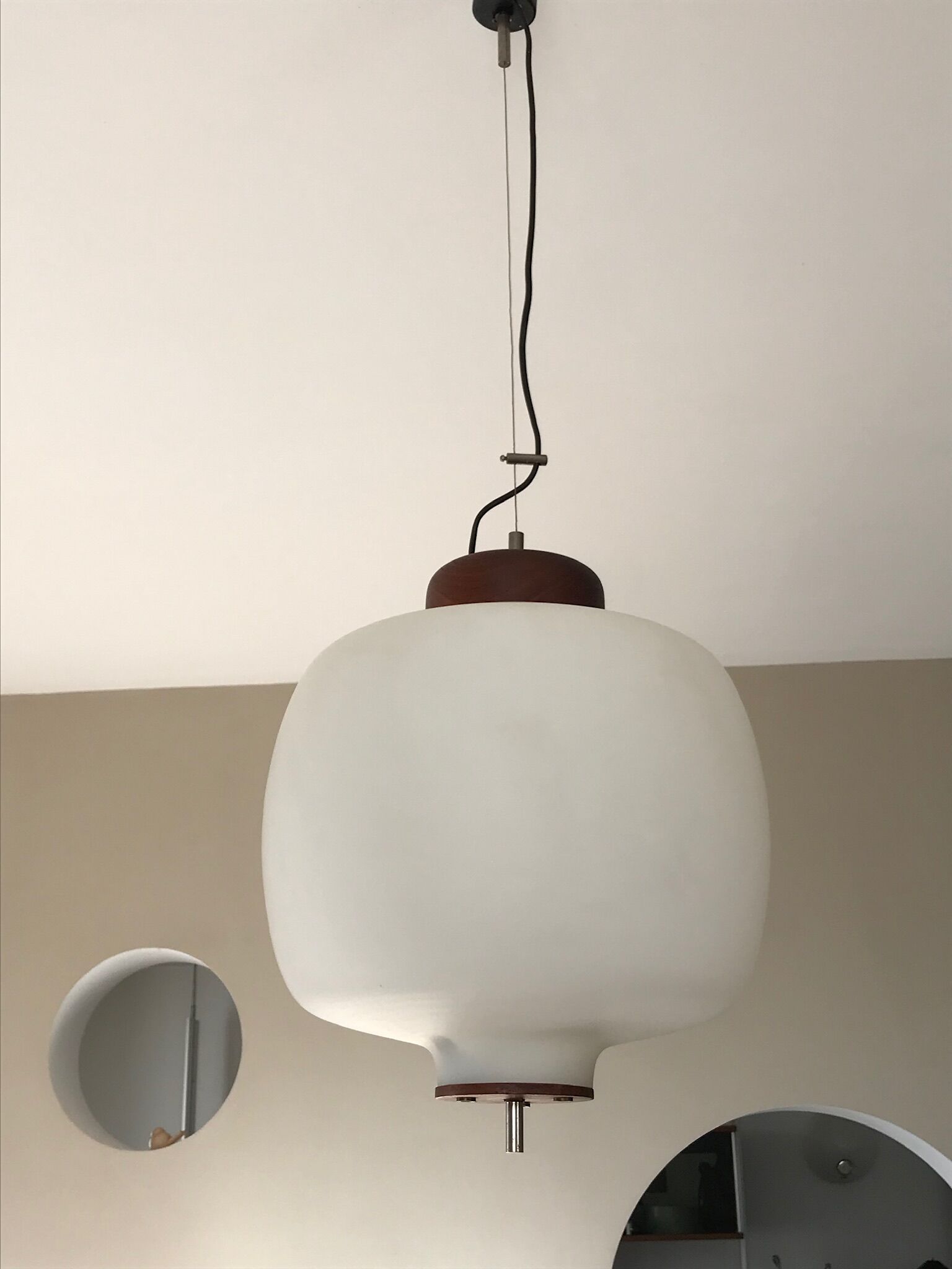Suspension opaline et teck des années 60