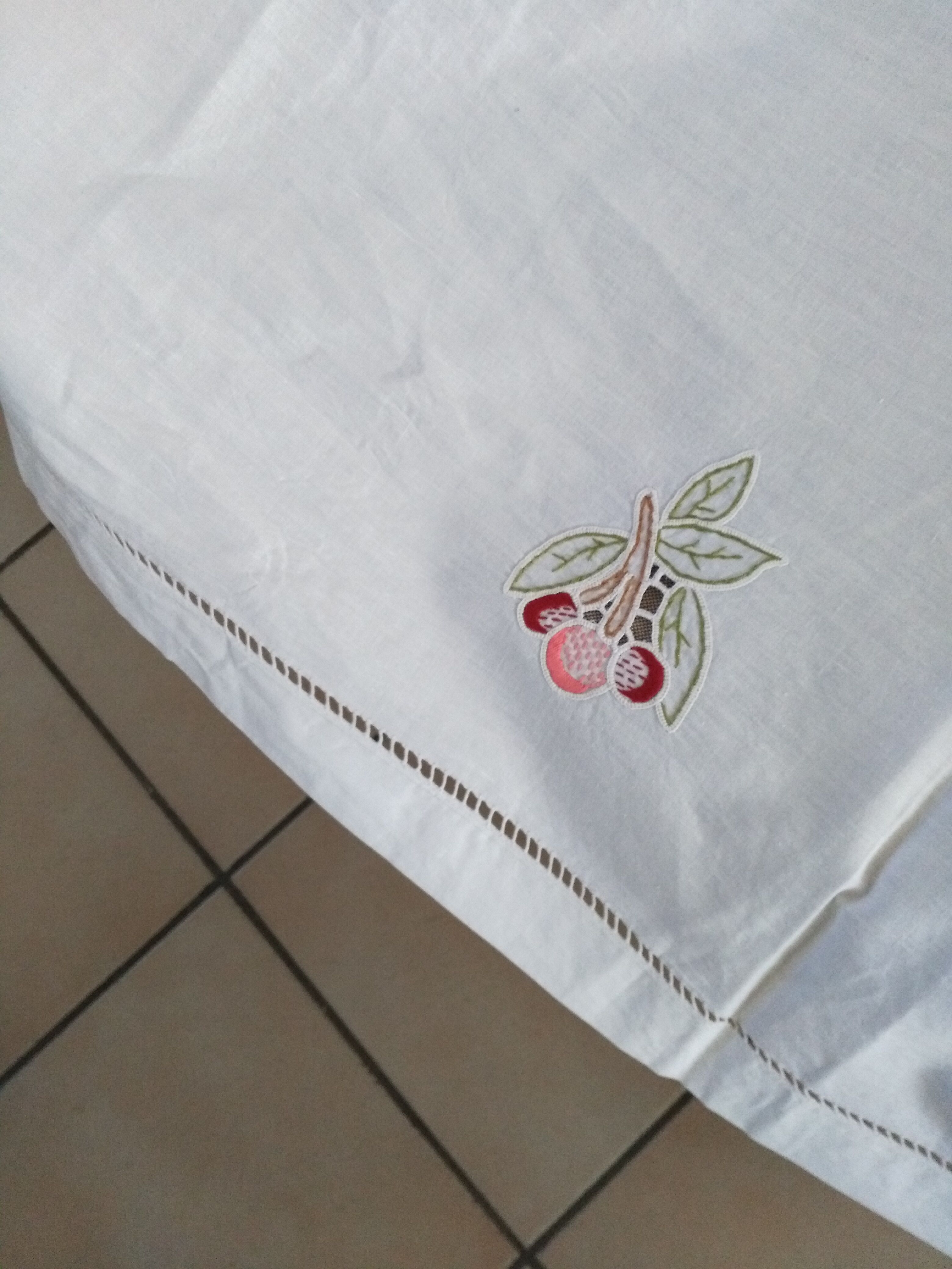 Embroidered tablecloth and open fruit decoration - 12 assorted towels