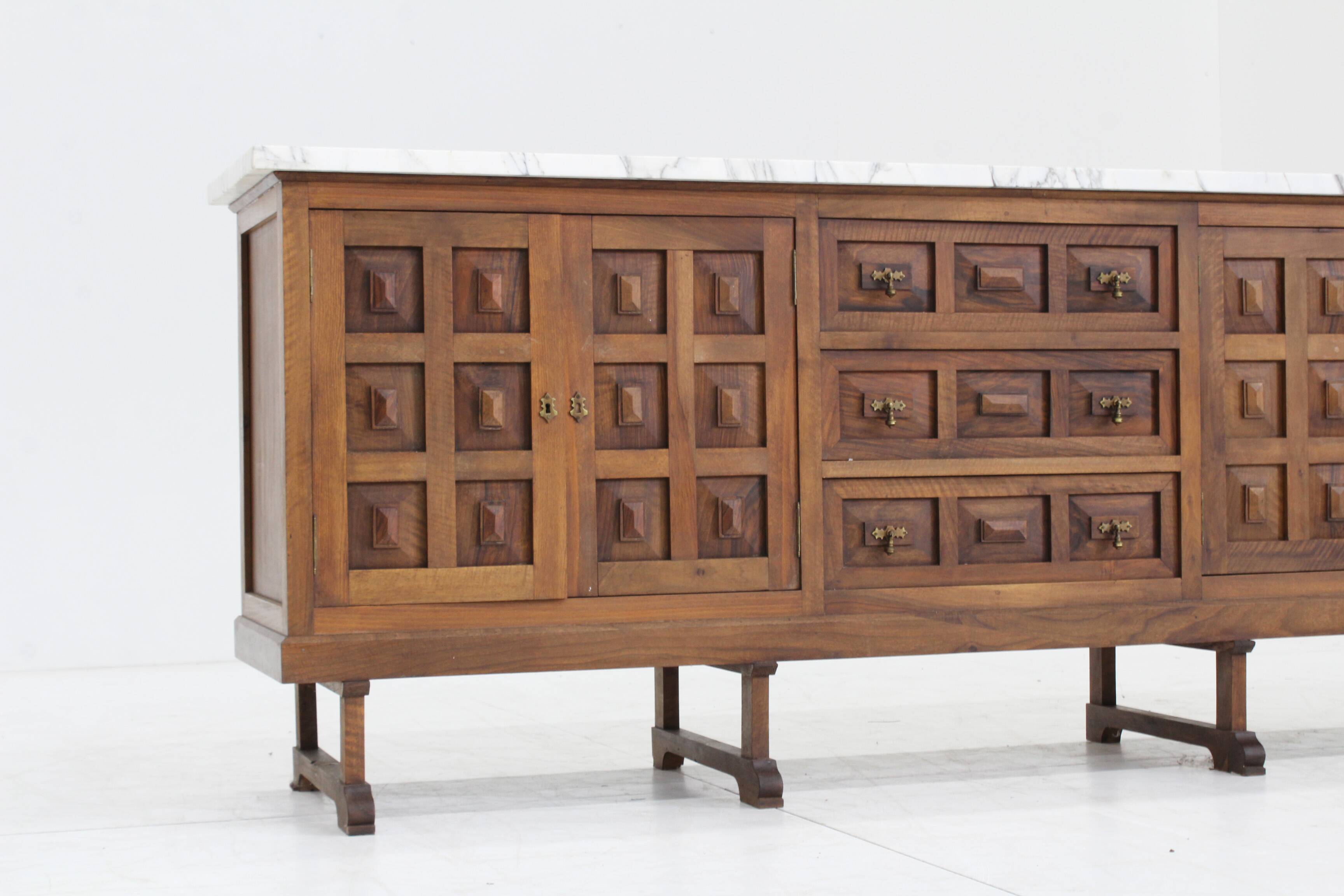Buffet brutaliste espagnol en bois massif et marbre
