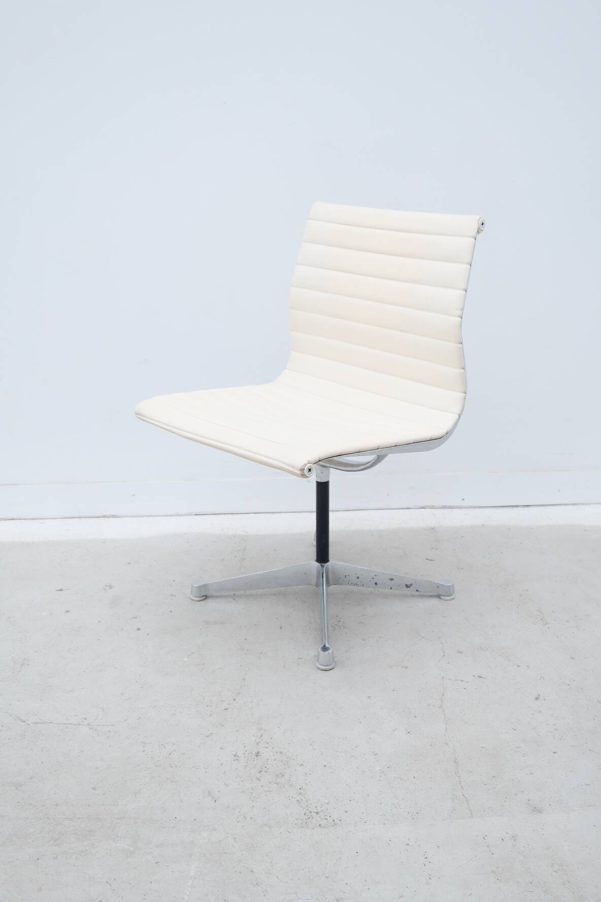 Charles & Ray Eames "EA 105" chairs for Herman Miller in leather, 1970