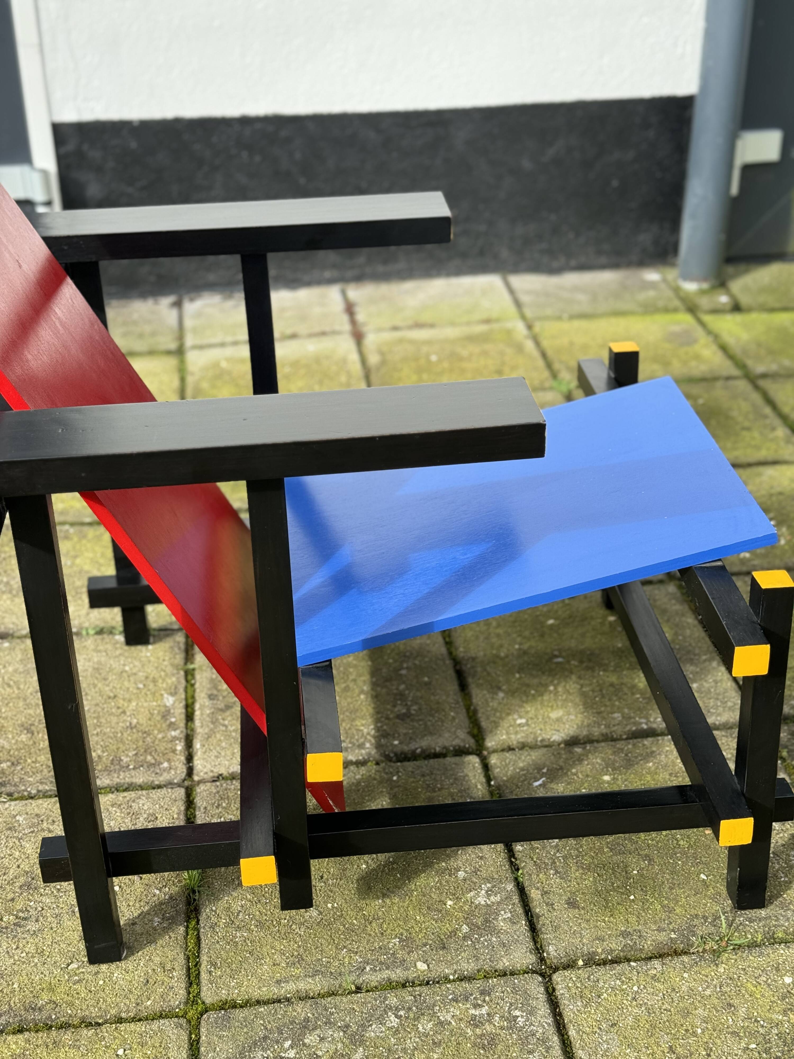 Reproduction de chaise rouge et bleue Rietveld