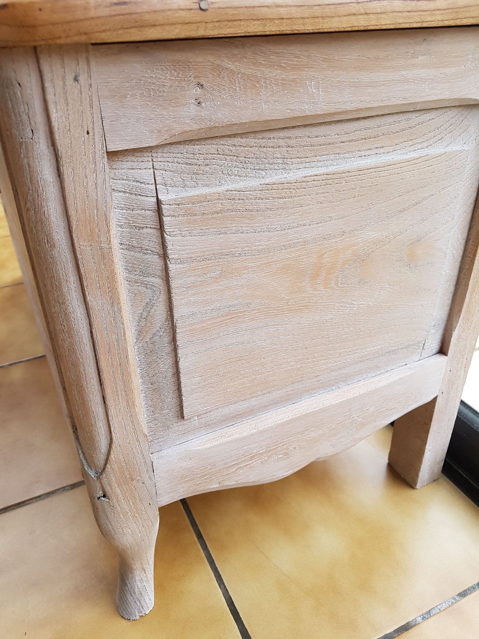 Raw wood/white chest