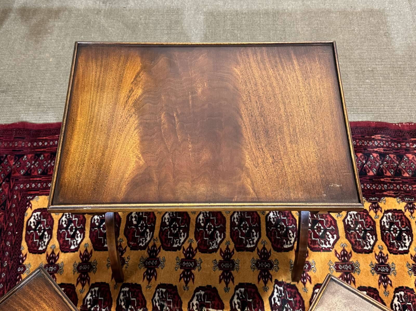 Suite de tables gigognes anglaises en acajou des années 1950