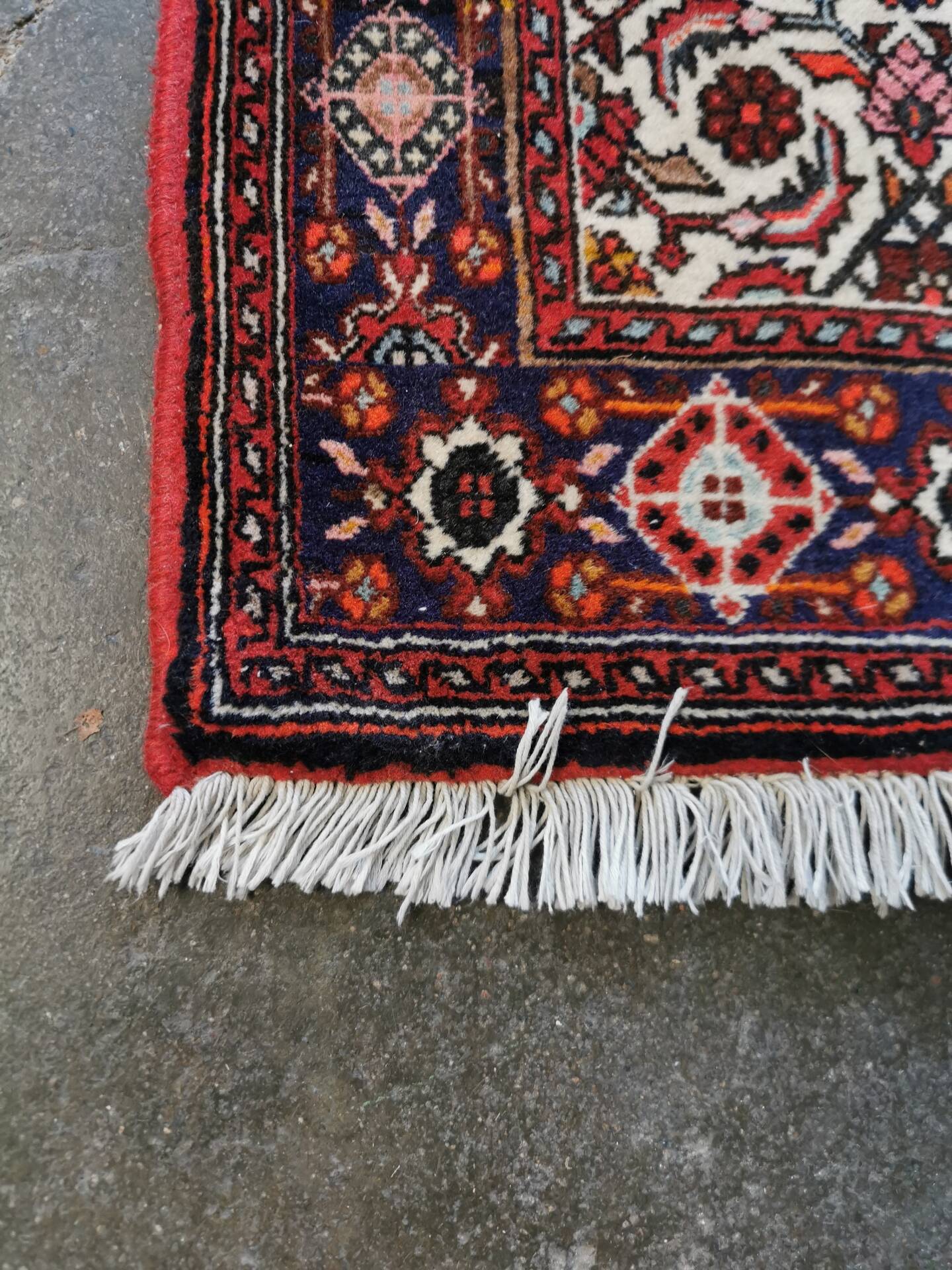 Hand-knotted Persian carpet from Iran, 128 x 76 cm.