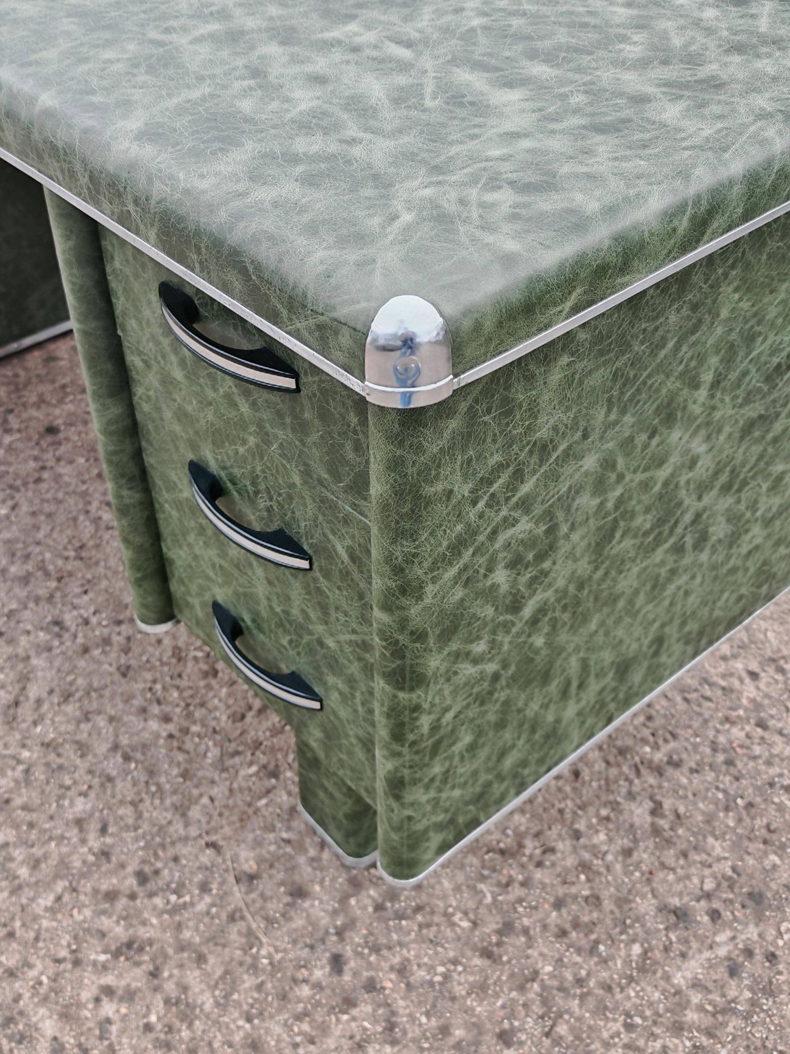 Art Deco or Bauhaus desk in metal covered with leather, Gio Ponti style.