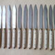 Set de 12 couteaux de table vintage inox bakélite et laiton