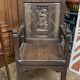 Grande chaise massive en bois style gothique